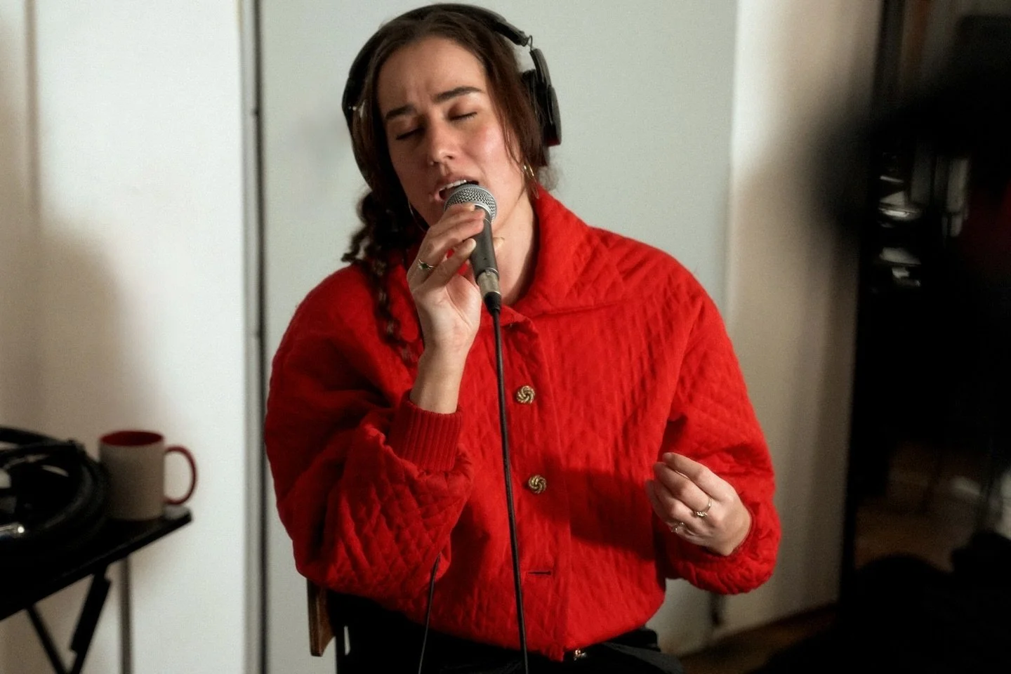 Right before tearing down the whole studio to swap out the windows, we had the pleasure of hosting @aprilgallomusic and her band, who filled the studio with R&amp;B and soul.

⸻

Justo antes de desmontar todo el estudio para cambiar las ventanas, tuv