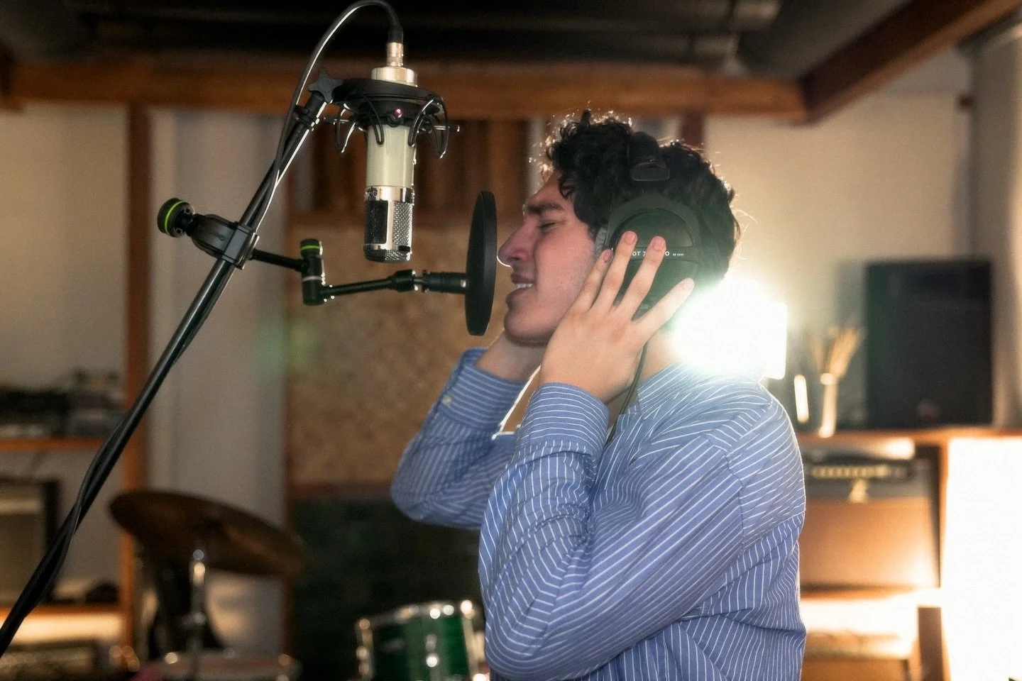 We recently hosted @samphillipand songwriting and recording sessions at our main studio.

The team spent a few days in our space, including @olveflakne, @astelle_official, @get_couche y @leanderhagberg working closely on the project and helping bring