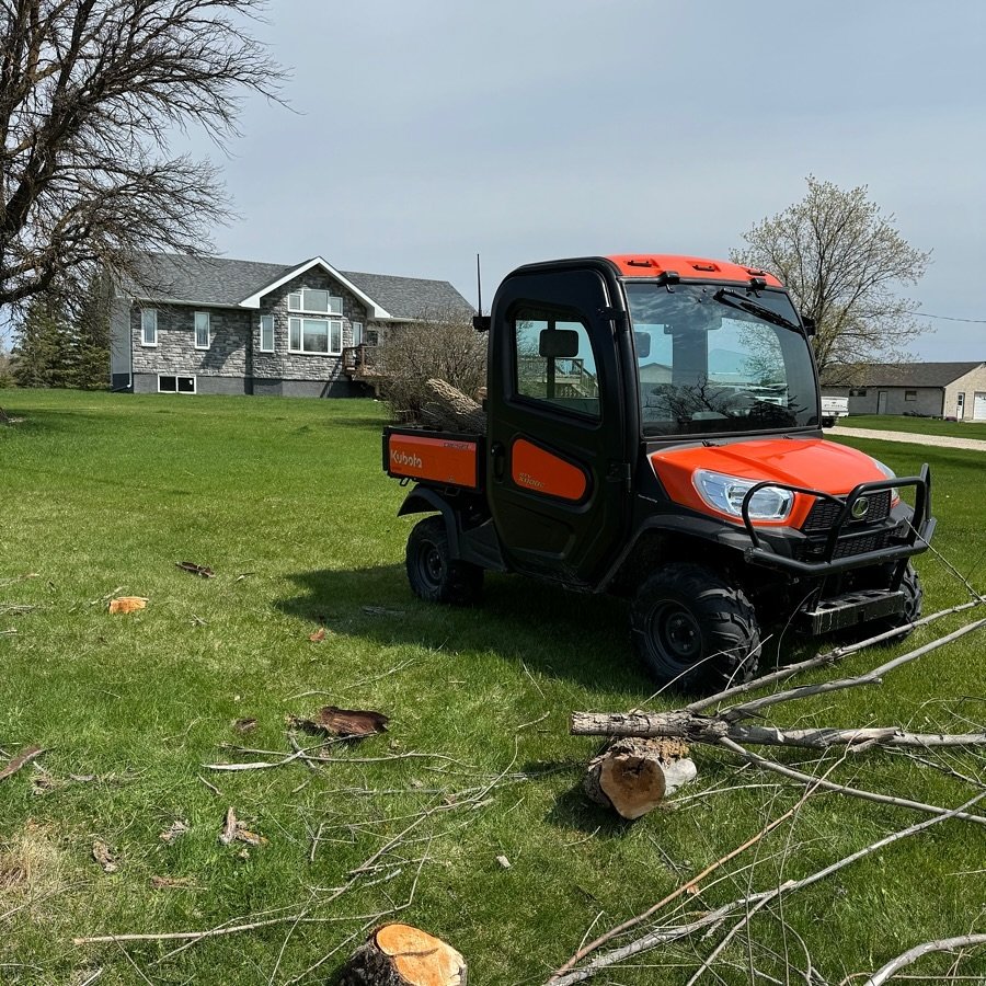 Kerri&rsquo;s starting her week off with some yard work all made easier by @kubotacanada! 🚜

Did you know you could win 3 months with a Kubota BX Tractor? Enter their contest by May 31. Details below 👇🏻

Step 1: Visit kubota.ca
Step 2: Upload a ph