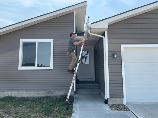 Best Des Moines' home inspector climbing on a roof