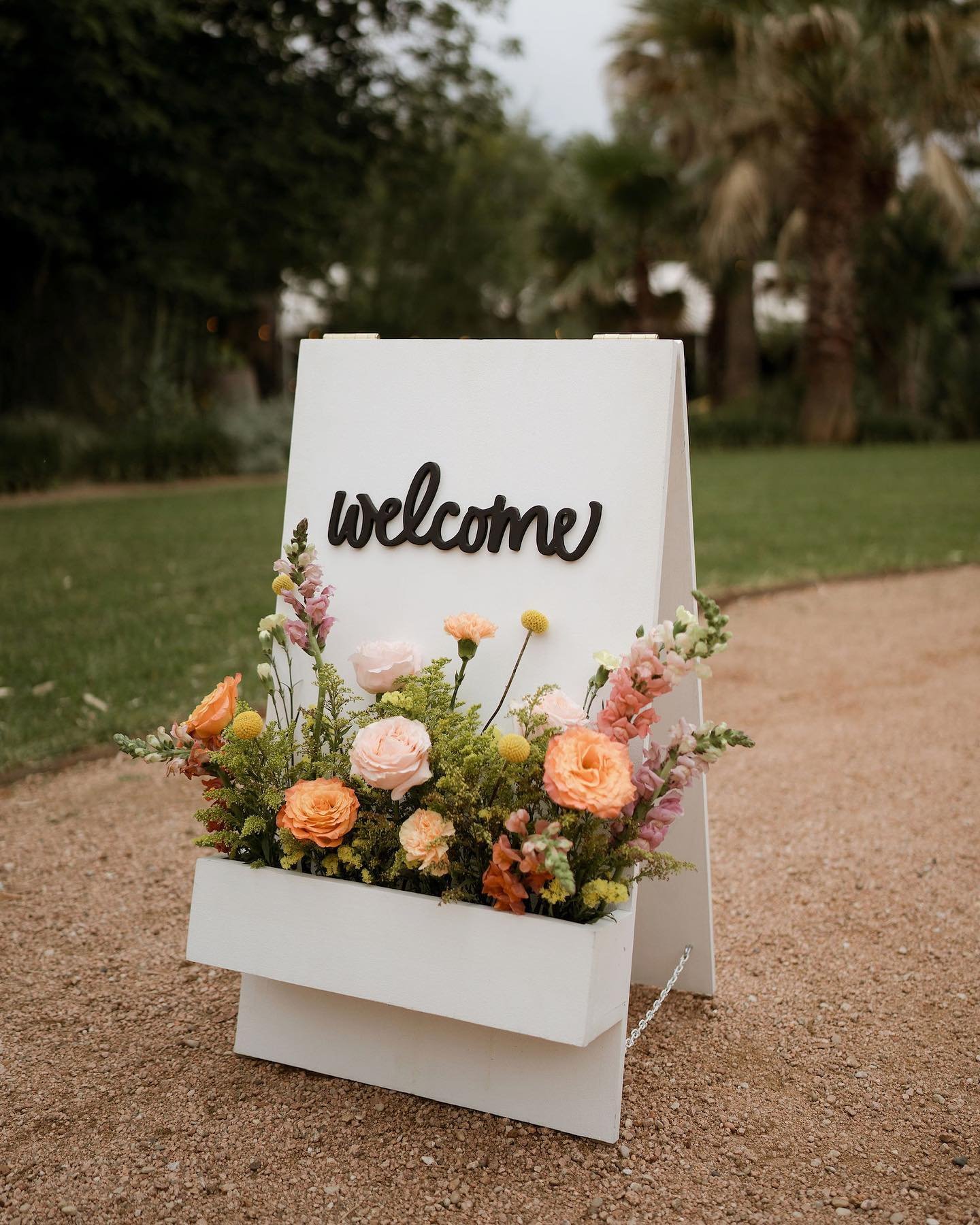 Kicking off the week with our adorable flower box welcome sign ✨

This box is so versatile- we love to see how each and every couple&rsquo;s vibe creates something totally unique 💓

📸: @mayfieldsphotography 

🌸: us!
&bull;
&bull;
&bull;
&bull;
#we