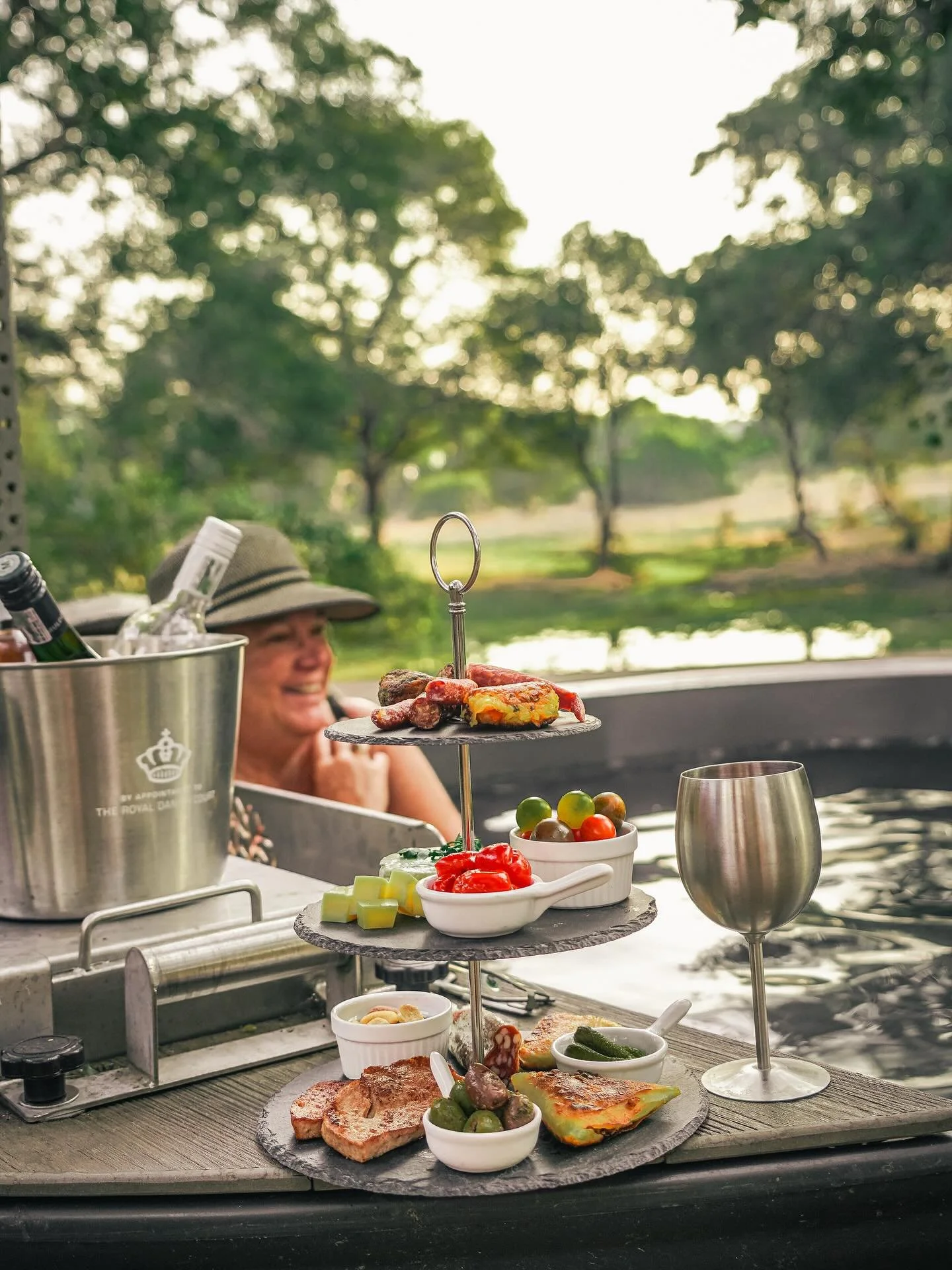 Hot tub. Cold drinks. Elephants never far from sight. If that&rsquo;s your kind of getaway, welcome to PDL! 🛁✨🐘

#painteddogslagoon #zambiasafari #luxuryinthewild #travelzambia