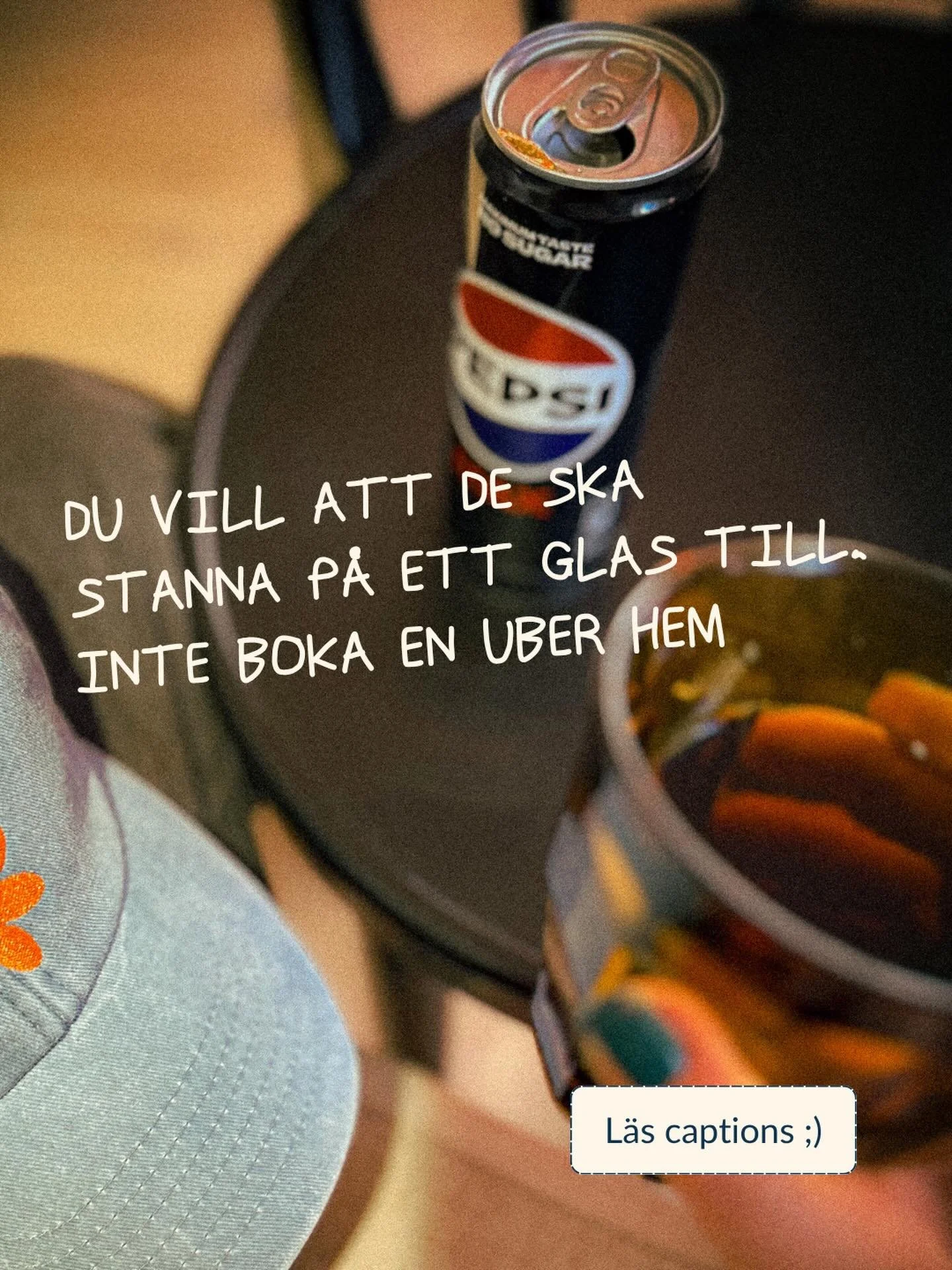 Jag &auml;r ingen VA som fixar dina zoominst&auml;llningar.

Jag &auml;r ingen coach som ghostar dig efter strategisnacket.

Och jag &auml;r inte grafikern som bara g&ouml;r en logga och langar &ouml;ver en brandguide du &auml;nd&aring; aldrig &ouml;