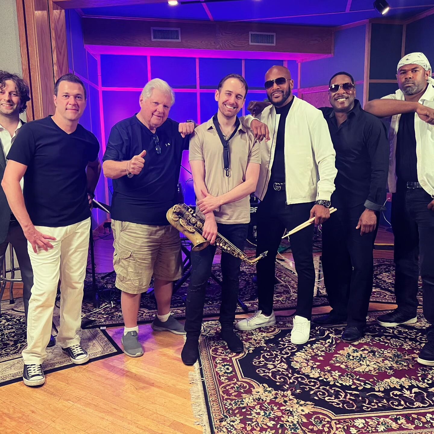 Another one from the video shoot last month. Good times! 

#livemusic #liverecording #sovereign #noteoflevity #saxplayer #saxophonist #drums #bass #guitar #keyboard #altosax #altosaxophone #newmusic