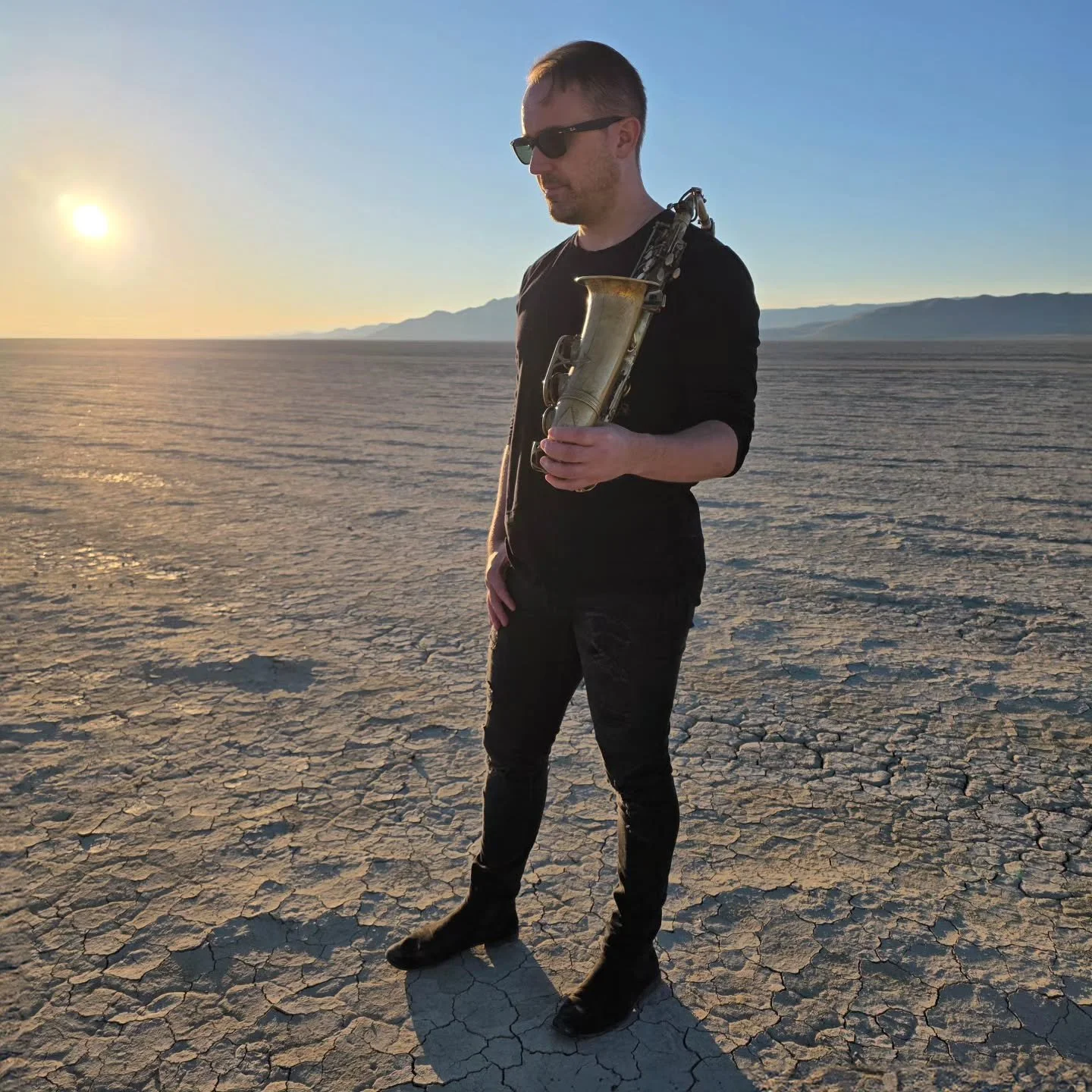 More shots from the desert! 🏜 📷 🎷 🔥 #photoshoot #desert #saxophone #newmusic #sunset