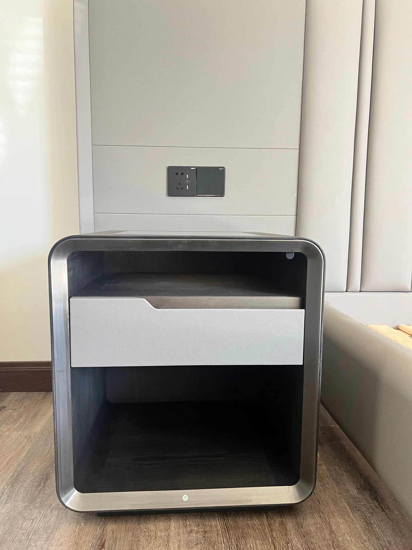 Less clutter, more style. Custom-designed nightstands bringing modern elegance to every guest room!
.
.
.
#HospitalityDesign #CustomFurniture #ModernInteriors  #DesignDetails #CustomMillwork #InteriorArchitecture #InteriorStyle #HotelInteriors