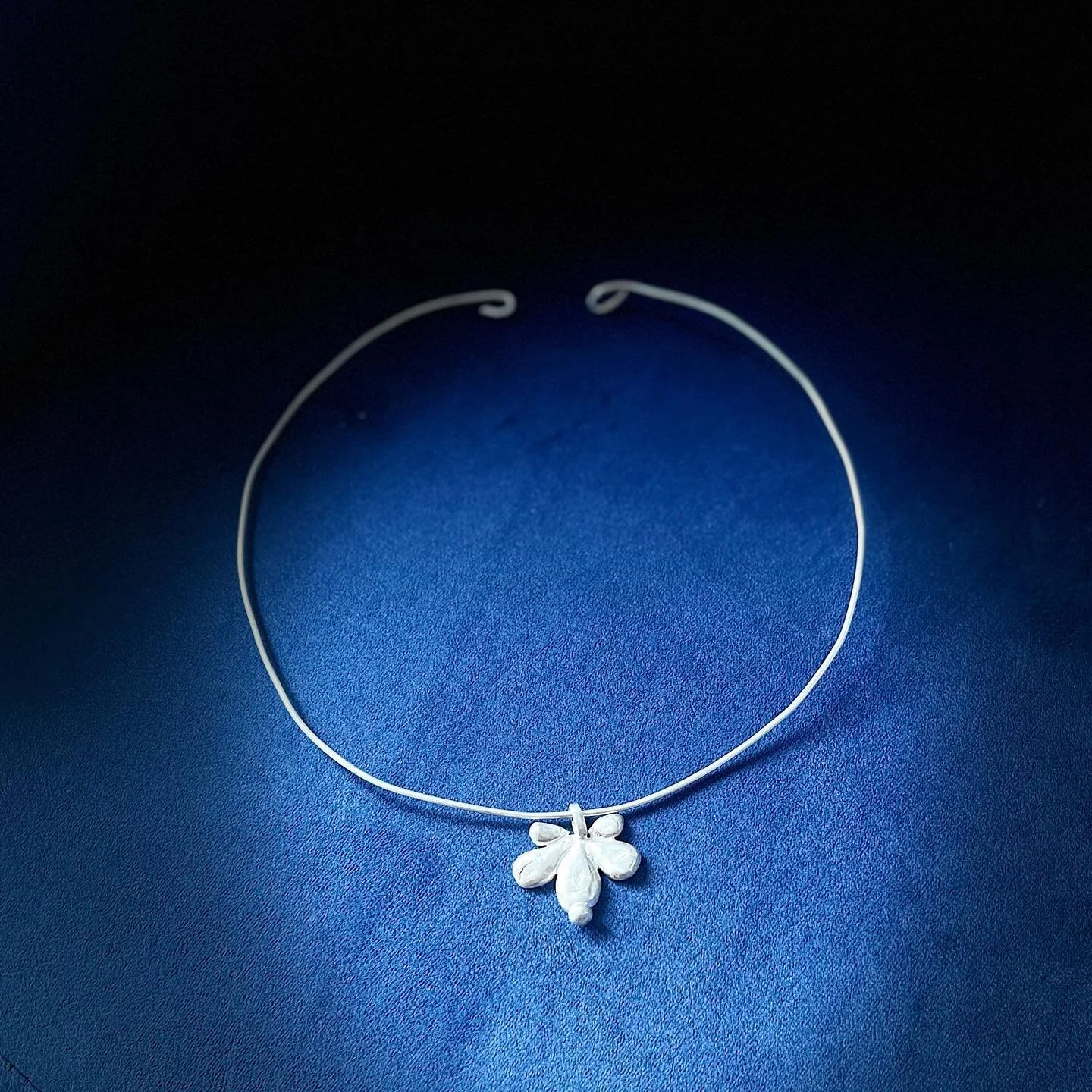 Nuevo collar &ldquo;Eventyr&rdquo; 💎

En plata 925 

Comb&iacute;nalo con tus aretes &ldquo;Eventyr&rdquo; 

P&iacute;delo por mensaje directo (DM) 📩

#newcollection #collareventyr #plata #silver #handmadejewelry #paulazaldivarjewerly #paulazaldiva