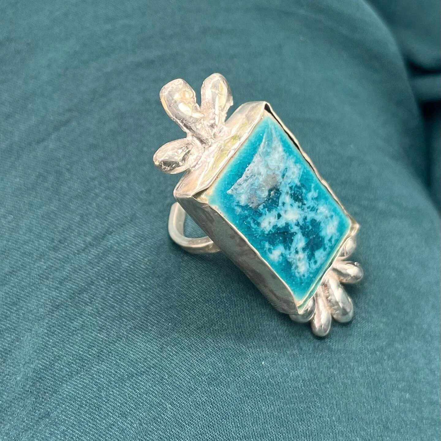 Pedido especial con mosaico de 🇵🇹 y Plata 925 💍

Personaliza tu detalle especial ✨

Pide el tuyo por mensaje directo (DM) 📩 

#handmadejewelry #paulazaldivarjewerly #paulazaldivaroriginal #silver #custommade #joyerasmexicanas