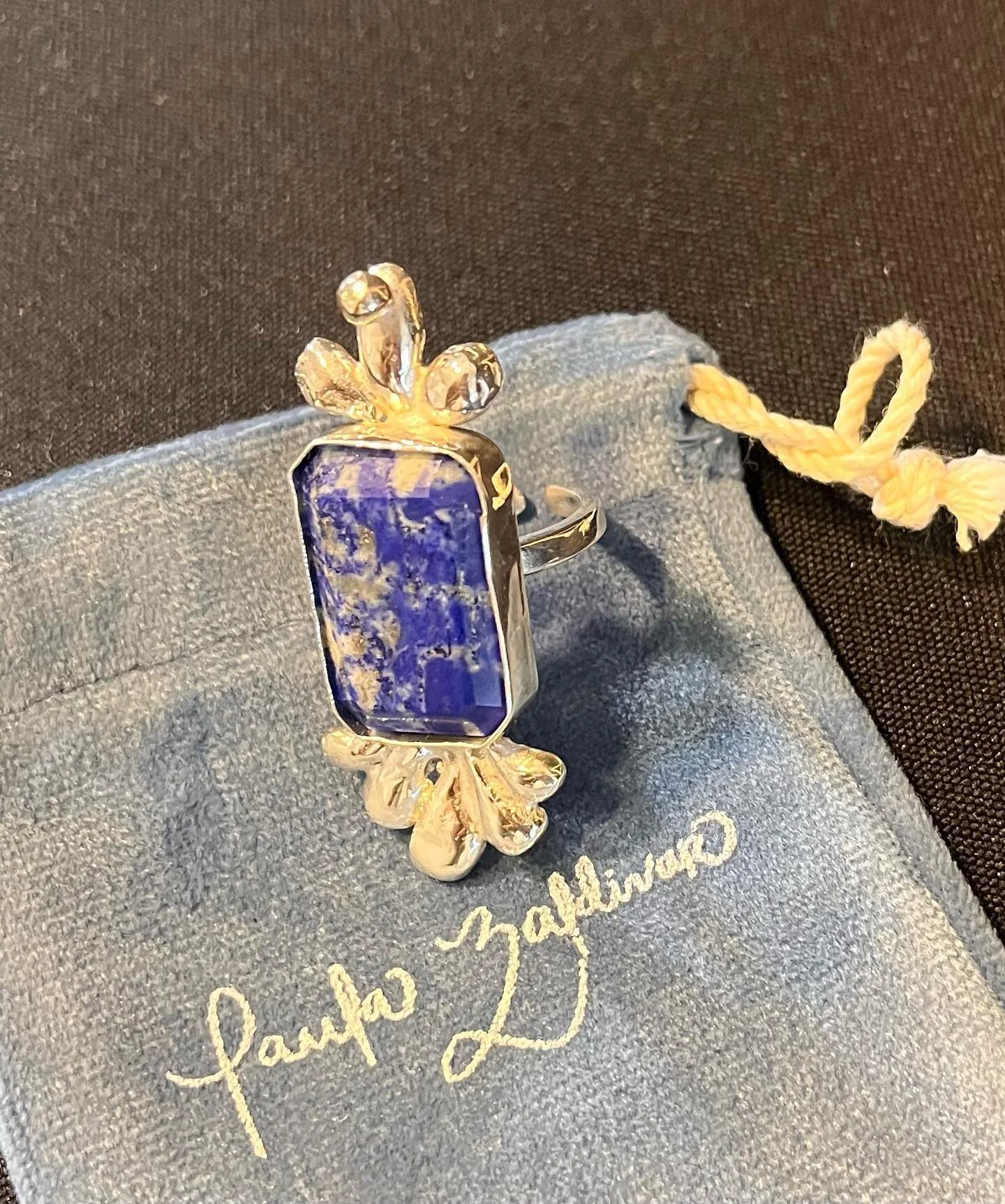 Nuevo anillo &ldquo;Eventyr&rdquo; 💠

De nuestro set con anillo, brazalete y aretes 🌀

Pide el tuyo por mensaje directo 📩 (DM) 

Plata 925 y lapisl&aacute;zuli 🍀

#handmadejewelry #paulazaldivarjewelry #paulazaldivaroriginal #silverjewelry #joyer