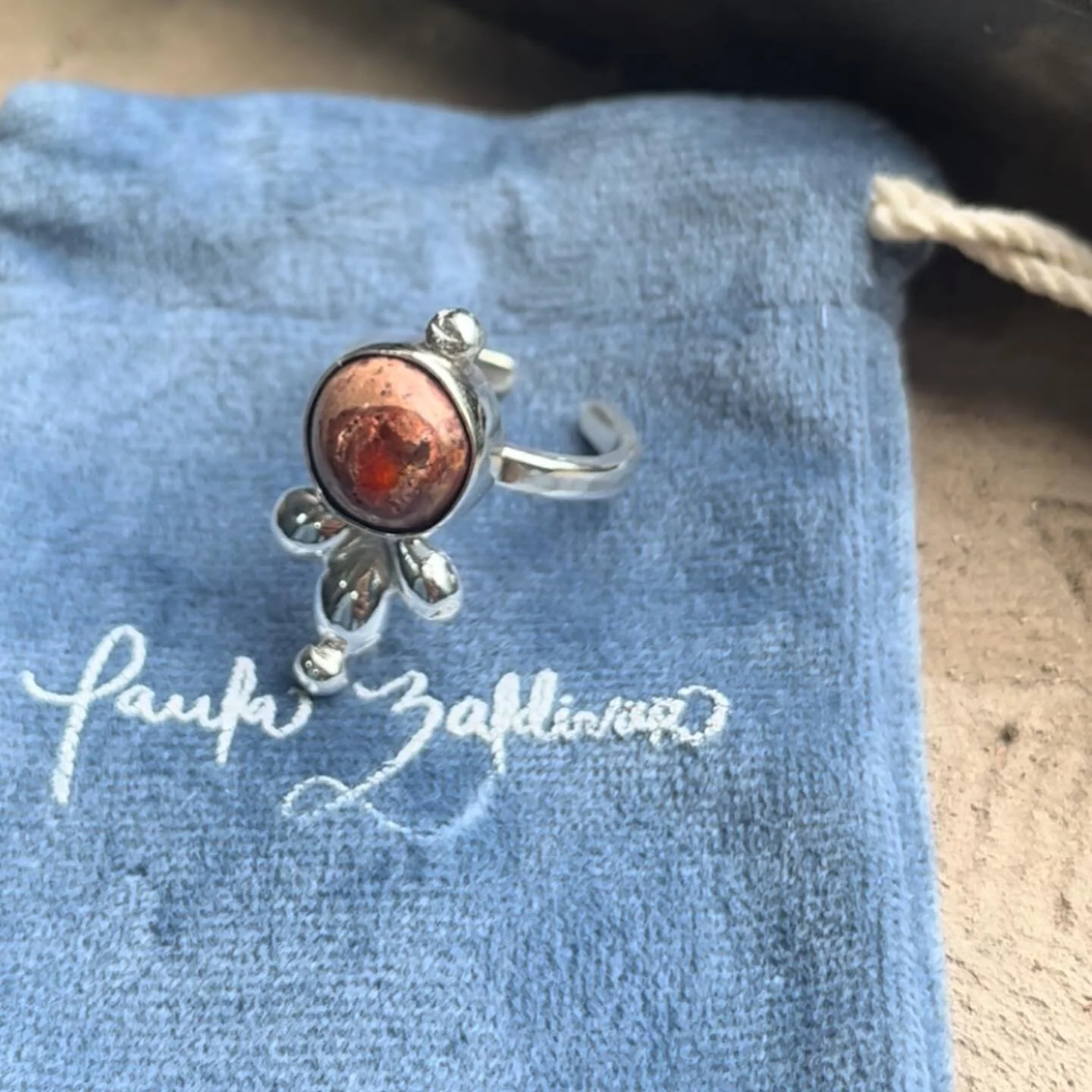 Nuevo anillo &ldquo;F&eacute;nix&rdquo; 

El ave f&eacute;nix es conocida por su capacidad de renacer de situaciones adversas y salir adelante &hearts;️

&Uacute;salo de dos maneras diferentes 🍀

Plata 925 y &oacute;palo de fuego 🔥 

Pide el tuyo p