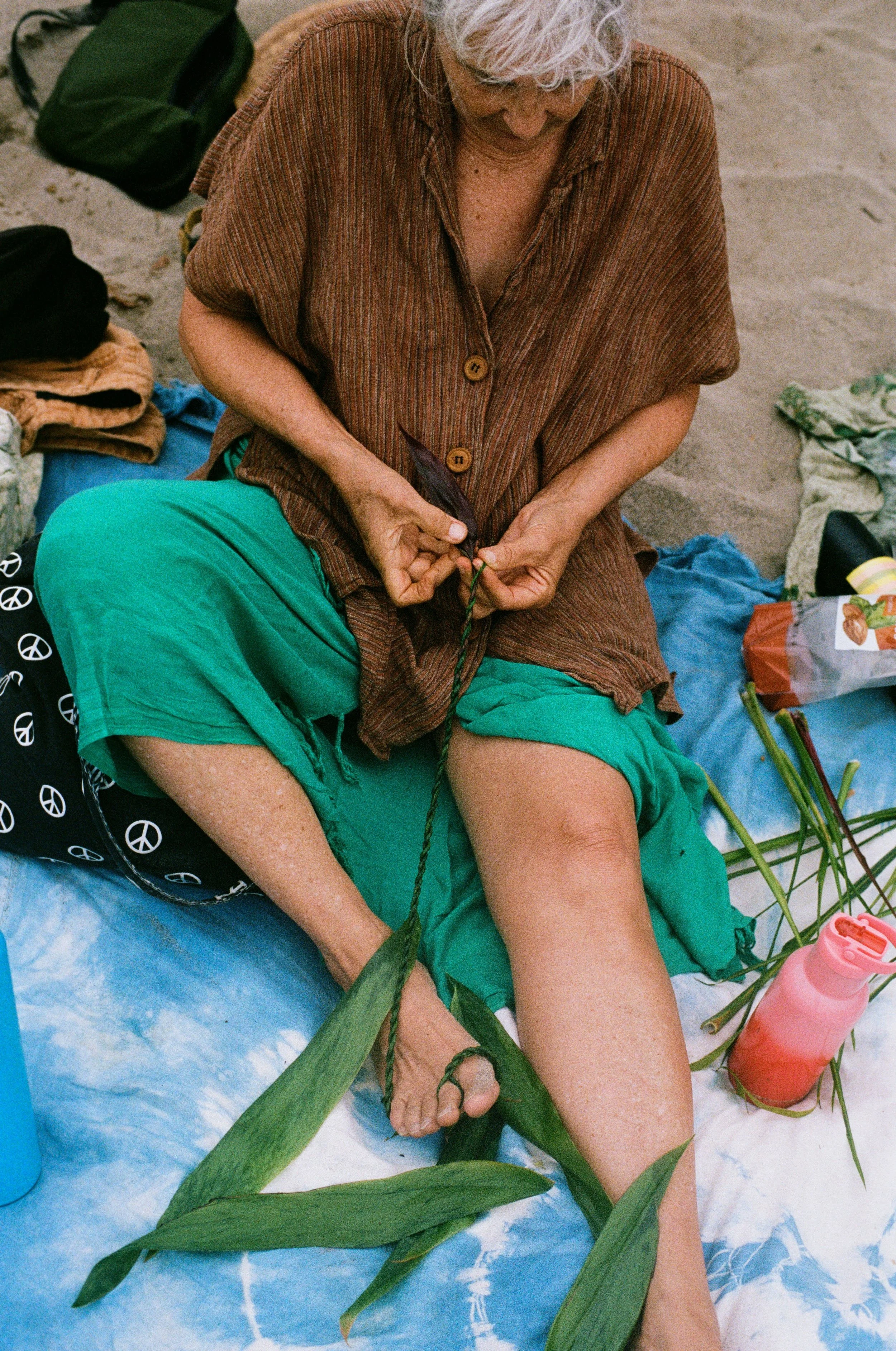 sharell making lei.jpg