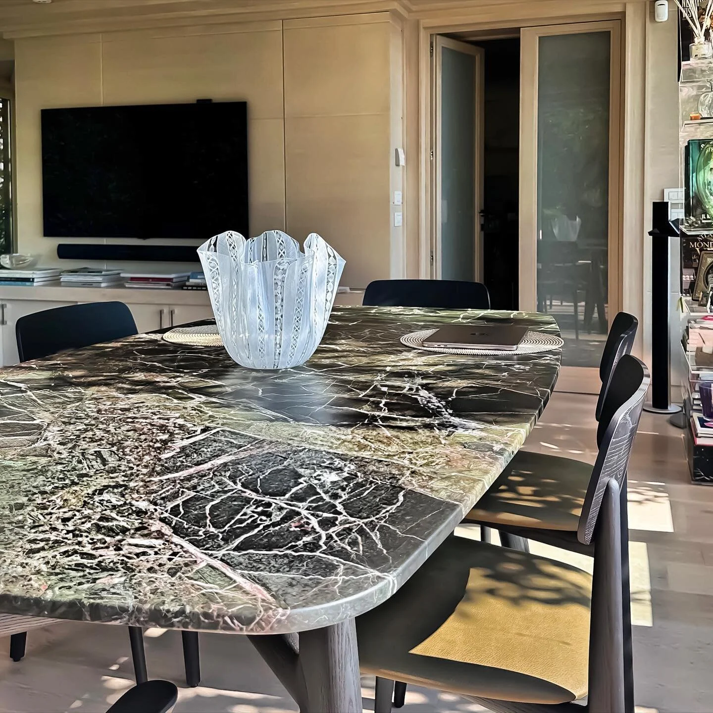murano glass | green marble | black oak | olive nappa leather 

@poliform_official table and chairs
.
.
.
.
#deblom #projects #mansions #luxurylifestyle #luxuryhomes