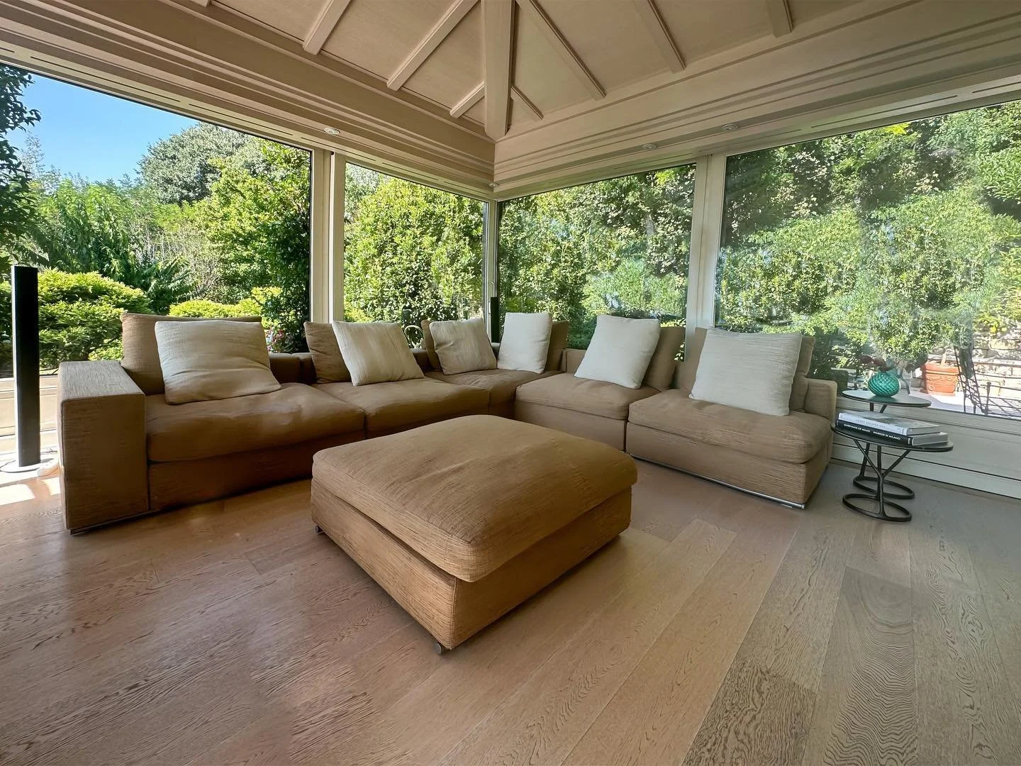 | 2023 | private house | Italy

Oak wood , neutral colors and warm shades totally connected with the nature of this hill.
.
.
.
.
.
.
.
.
.
#deblom #projects #house #interior #architecture #nature