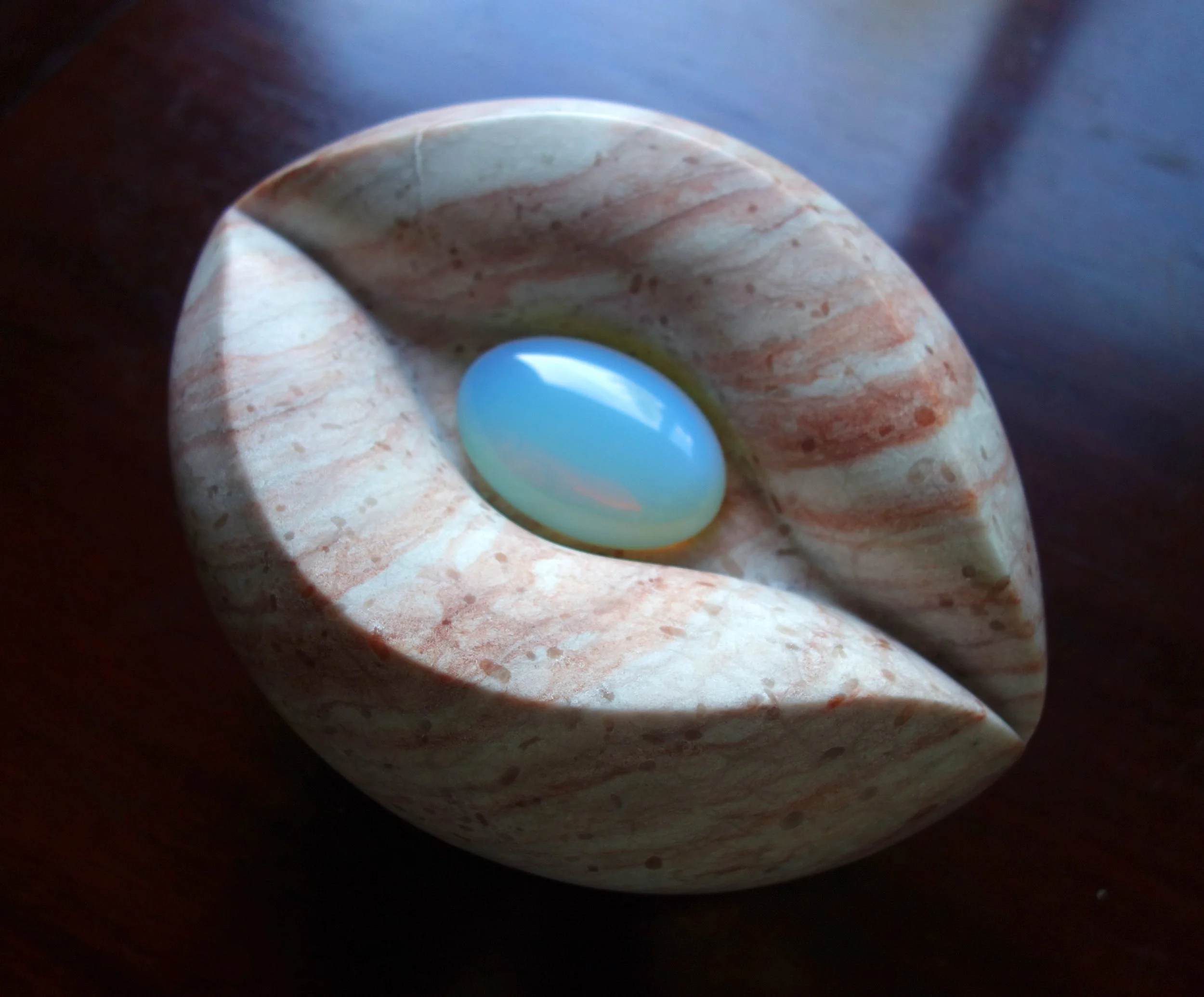 Hembra - Strawberry alabaster and opalite - 2025