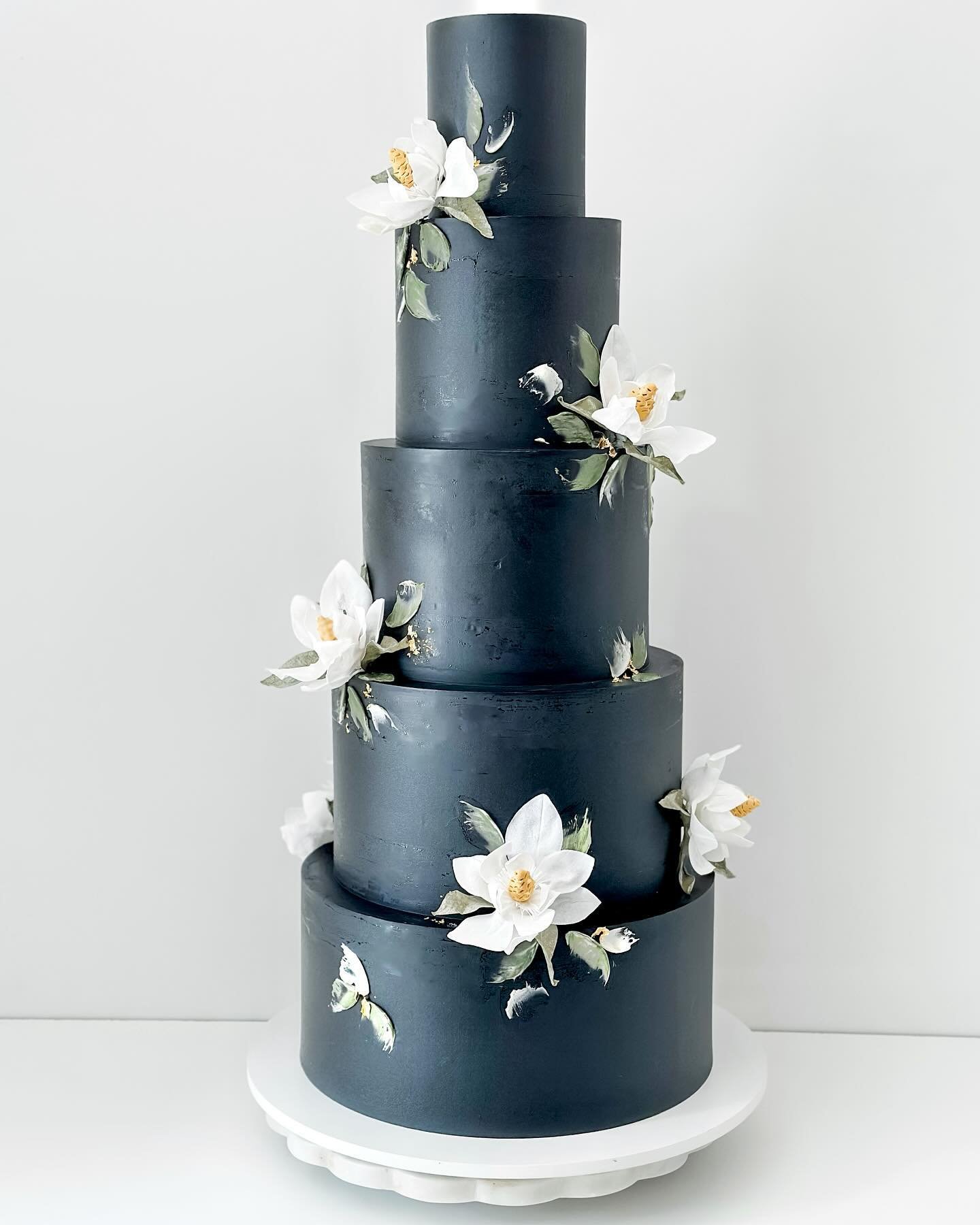 Magnolias for @sdstyleweddings launch party 🖤

Craft Flavors:
Strawberry Balsamic
Brown Butter Caramel

These magnolias were hand made out of wafer paper ✨

#sandiegowedding #sandiegoweddingcake #sdstyleweddingmagazine #weddingcake #waferpaperflower