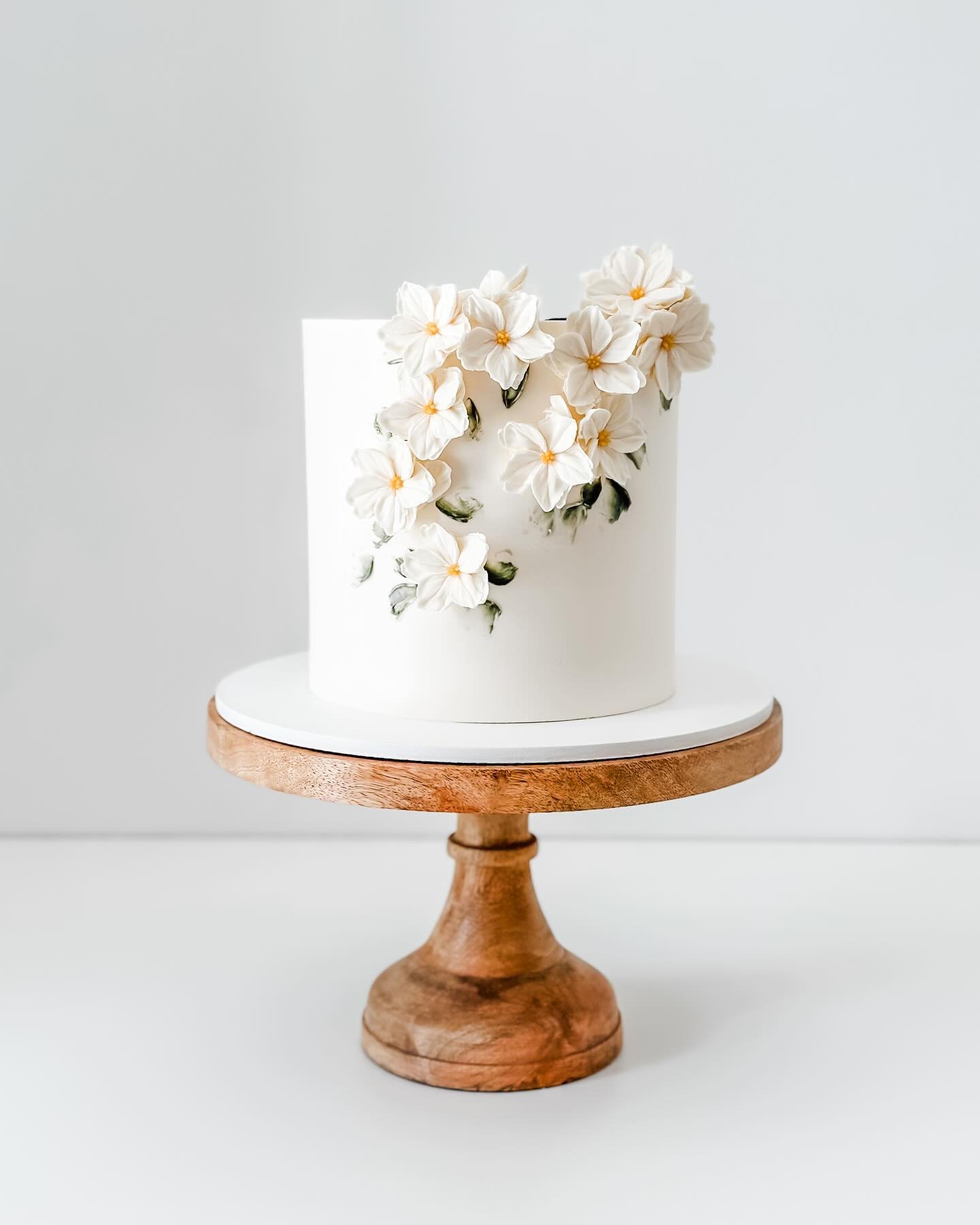 Delicate petals for a wedding shoot with @magnolia.lane.events 🌸

Craft Flavor: Blueberry Basil

#sandiegowedding #sandiegoweddingcake #buttercreamflowers #buttercreamart #connorscraftcakes