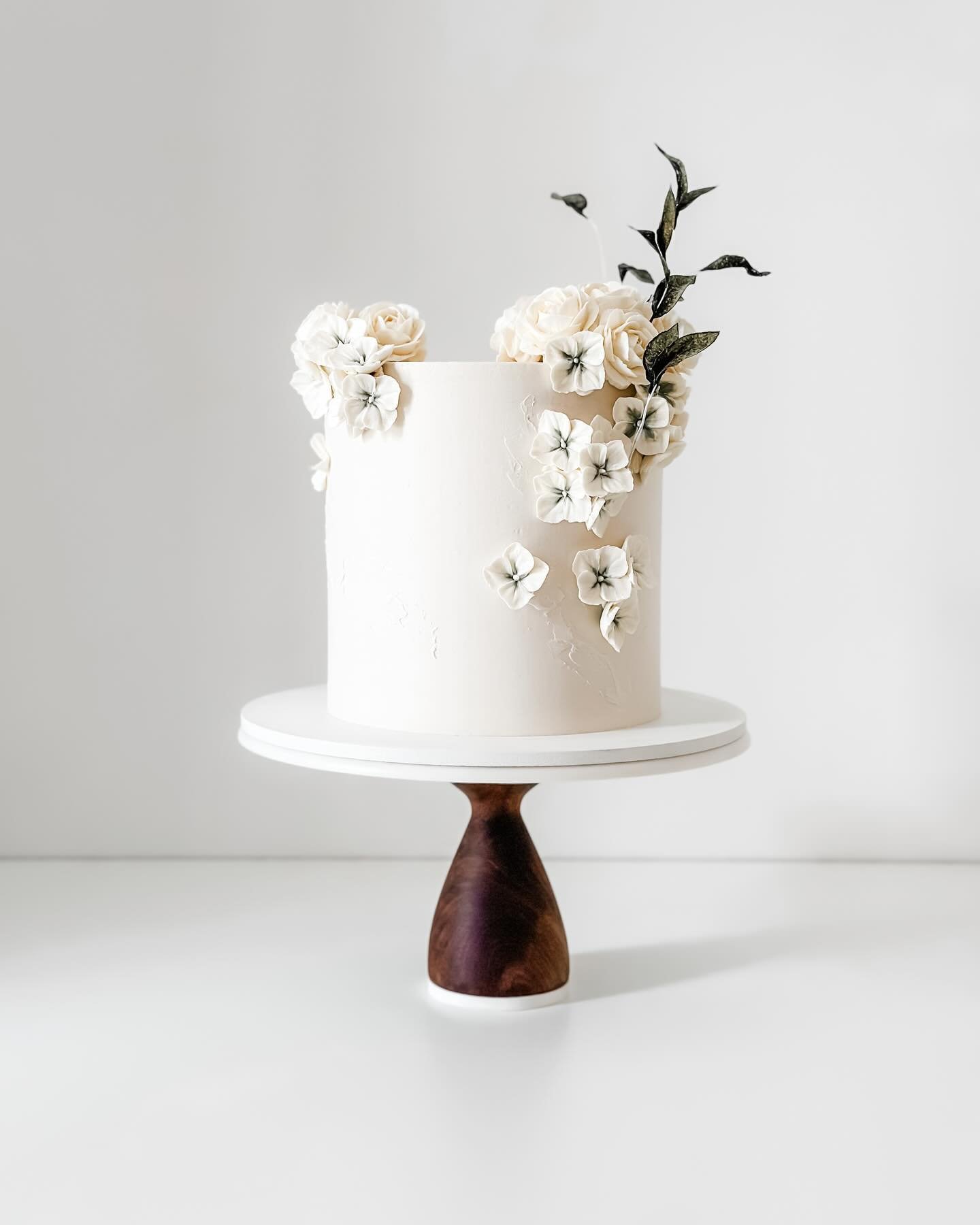 When you take the top tier of your wedding cake back to your hotel room to enjoy later, but when you return there&rsquo;s only crumbs left! 😱 So here&rsquo;s a re-creation of the top tier from Lauren + Brian&rsquo;s big day&mdash;guard it with your 