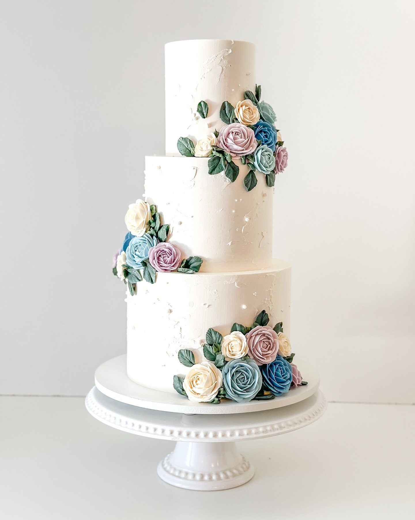 For Jennifer + Paul 💙

Craft Flavors: Malted French Silk + Vanilla Bean + Black &amp; White 

#sandiegowedding #weddingcake #weddingcupcakes #buttercreamflowers #buttercreamflorals #socalwedding #fallbrookwedding #temeculawedding #connorscraftcakes