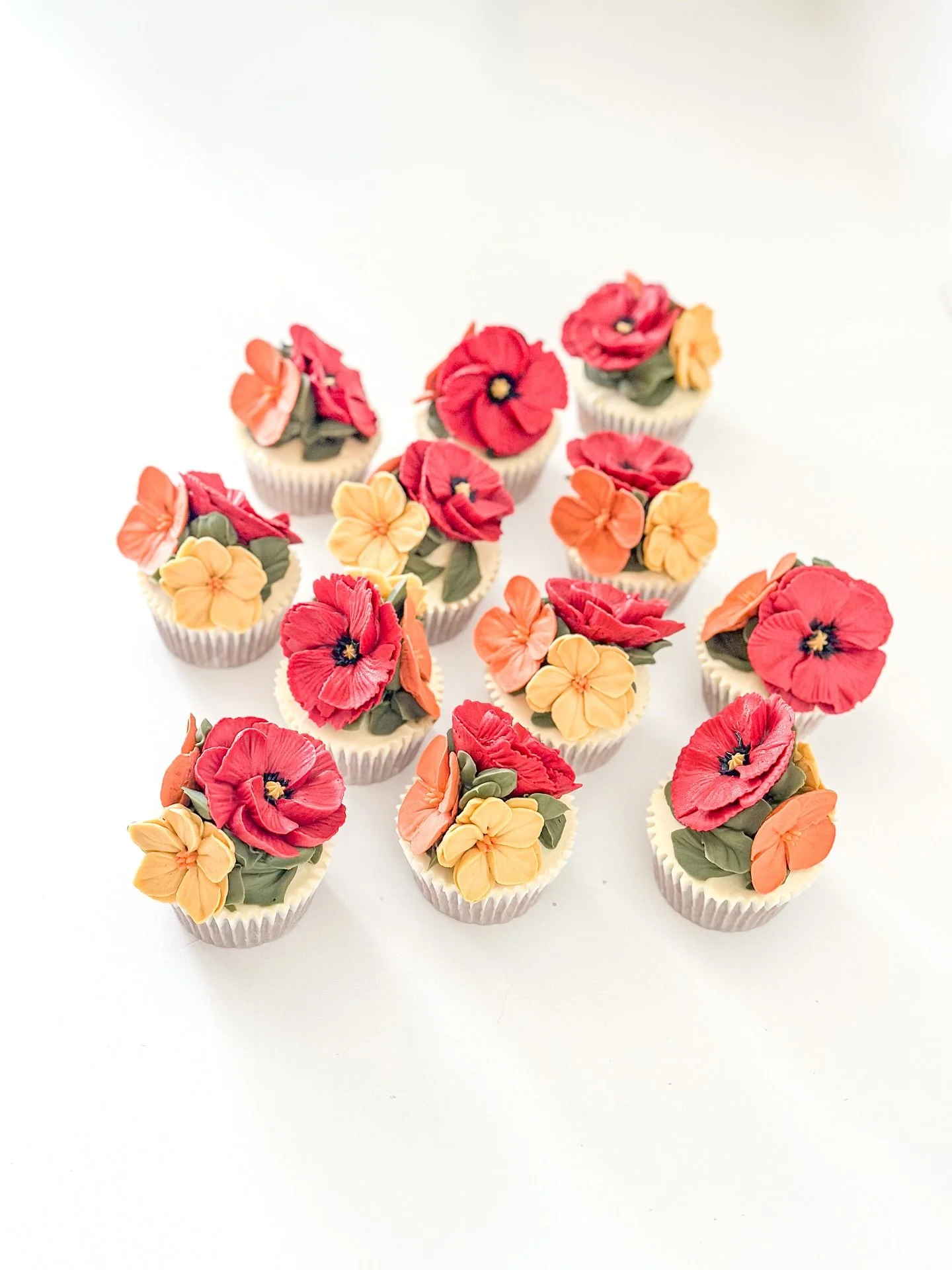 Blossoms in a sunset palette to match Jessica + Cody&rsquo;s oceanic cake 🌅🌊

Craft Flavor: Gluten-Friendly Aloha Kai

#buttercreamflowers #buttercreamflorals #weddingcupcakes #sandiegowedding #weddingcakes #socalwedding #fallbrookwedding #temecula