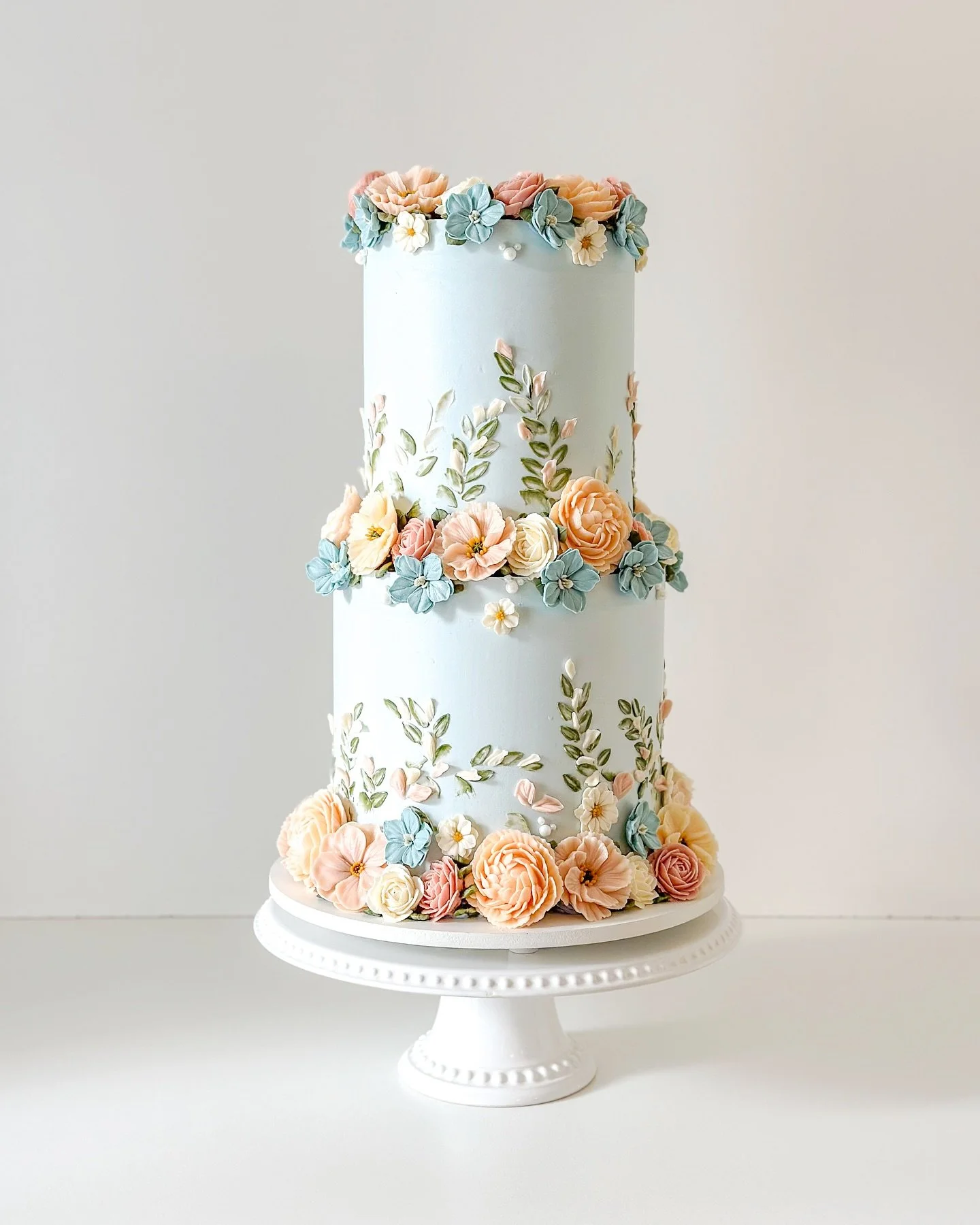 Pastels for Kayla + Stephen 🩵🌸👑

Craft Flavors: Olive Oil Lemon Rosemary + Brown Butter Caramel 

#sandiegowedding #weddingcake #buttercreamflowers #buttercreamflorals #fallbrookwedding #temeculawedding #socalwedding #gardencake #connorscraftcakes