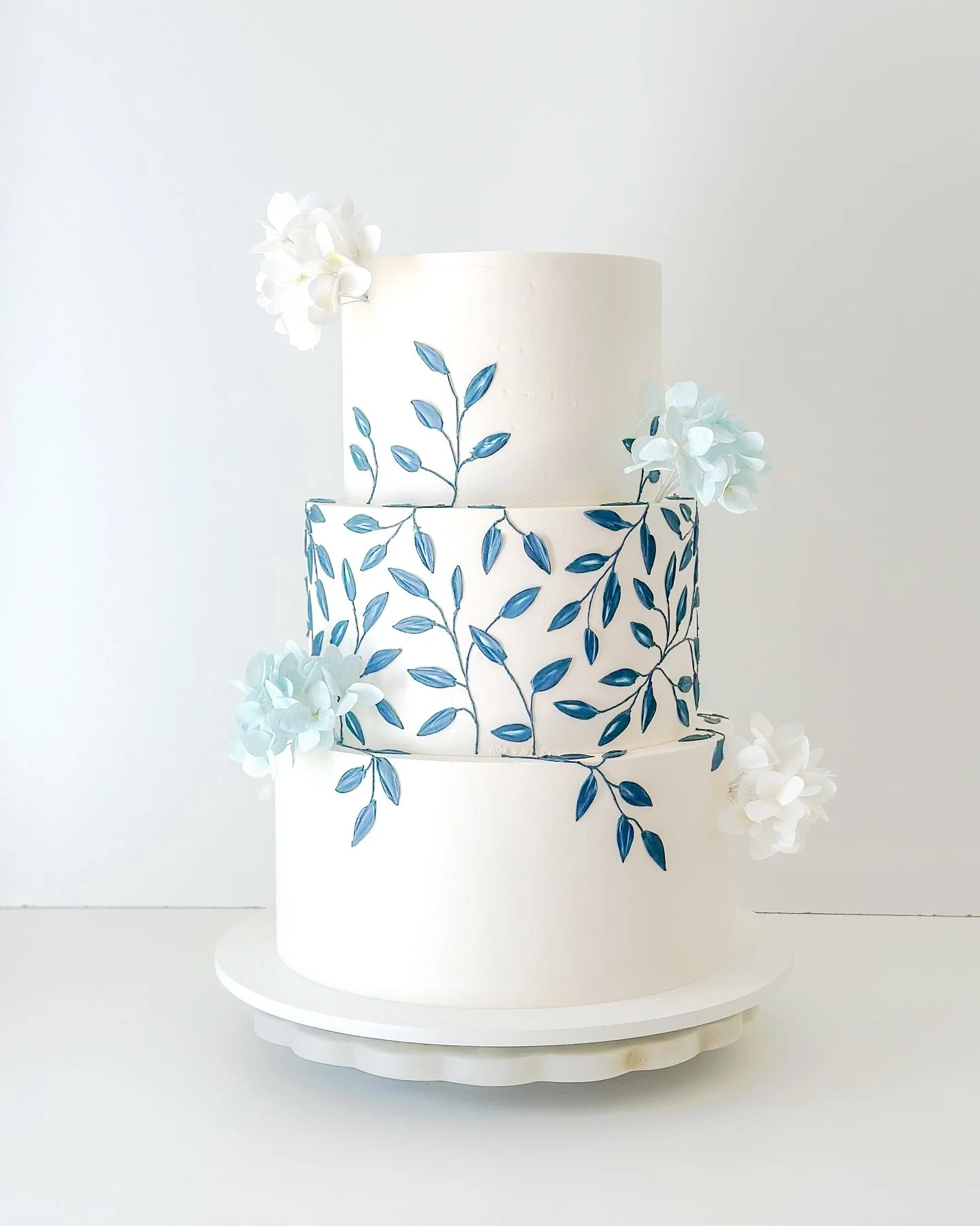 Something blue for Kathleen + Paul 💙🩵

Craft Flavor: Espresso Hazelnut Praline 🌰 ☕️ 

#sandiegowedding #socalwedding #weddingcake #hydrageaweddingcake #sandiegoweddingcake #fallbrookwedding #temeculawedding #luxuryweddingcake #connorscraftcakes