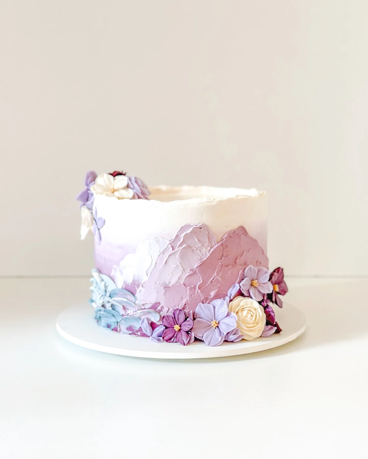 From the mountains to the ocean for Bryanna + Bryce ⛰️ 🌊 

Craft Flavor: Raspberry White Chocolate 

#sandiegowedding #weddingcake #buttercreamflowercake #paintedcake #connorscraftcakes