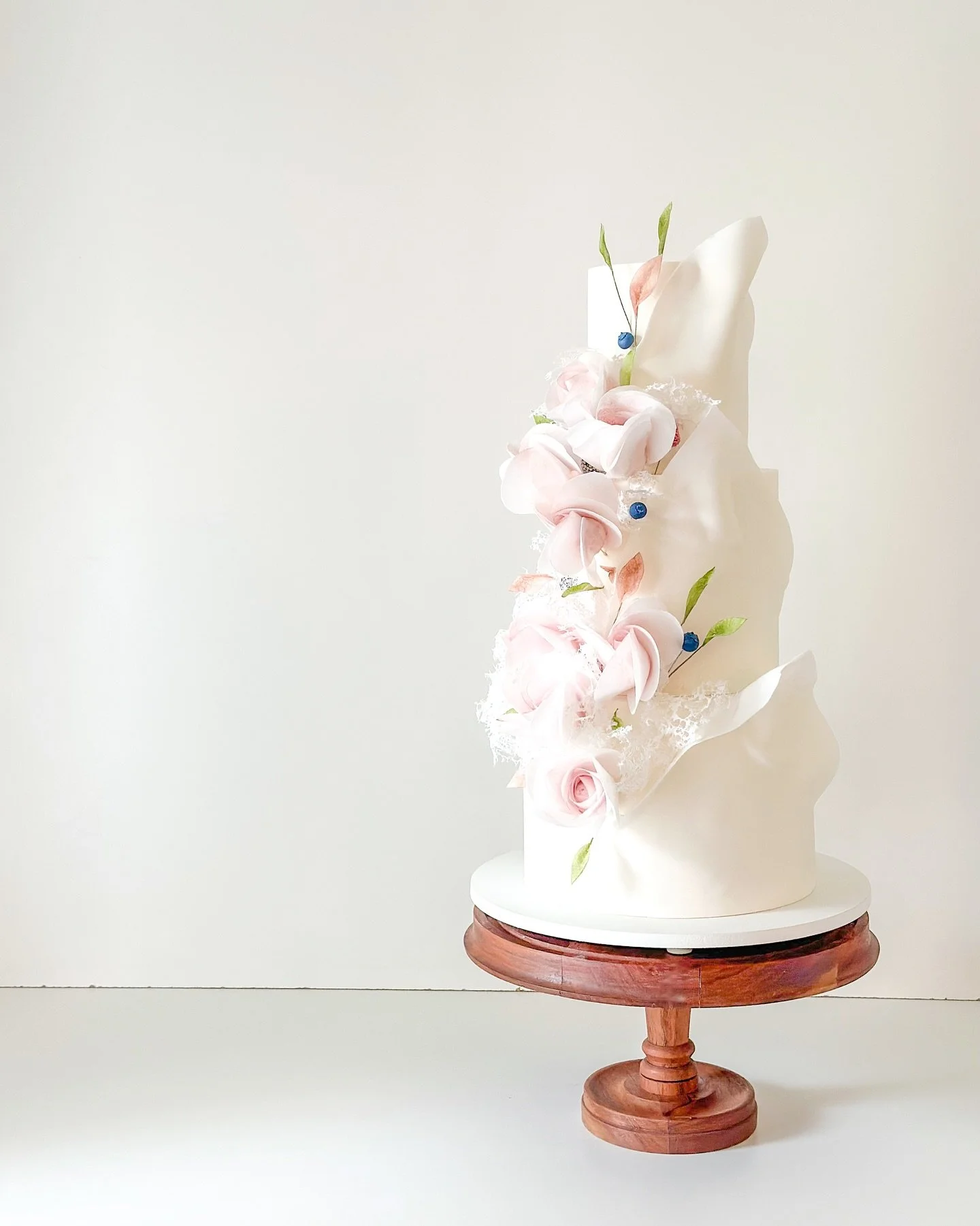 For Yasmin + Jon 🌸

Craft Flavors: Aloha Kai + Malted French Silk 

Not an original design, but I still love how it turned out 🤍

#sandiegowedding #weddingcake #luxuryweddingcake #waferpaper #fallbrookwedding #temeculawedding #delmarwedding #socalw