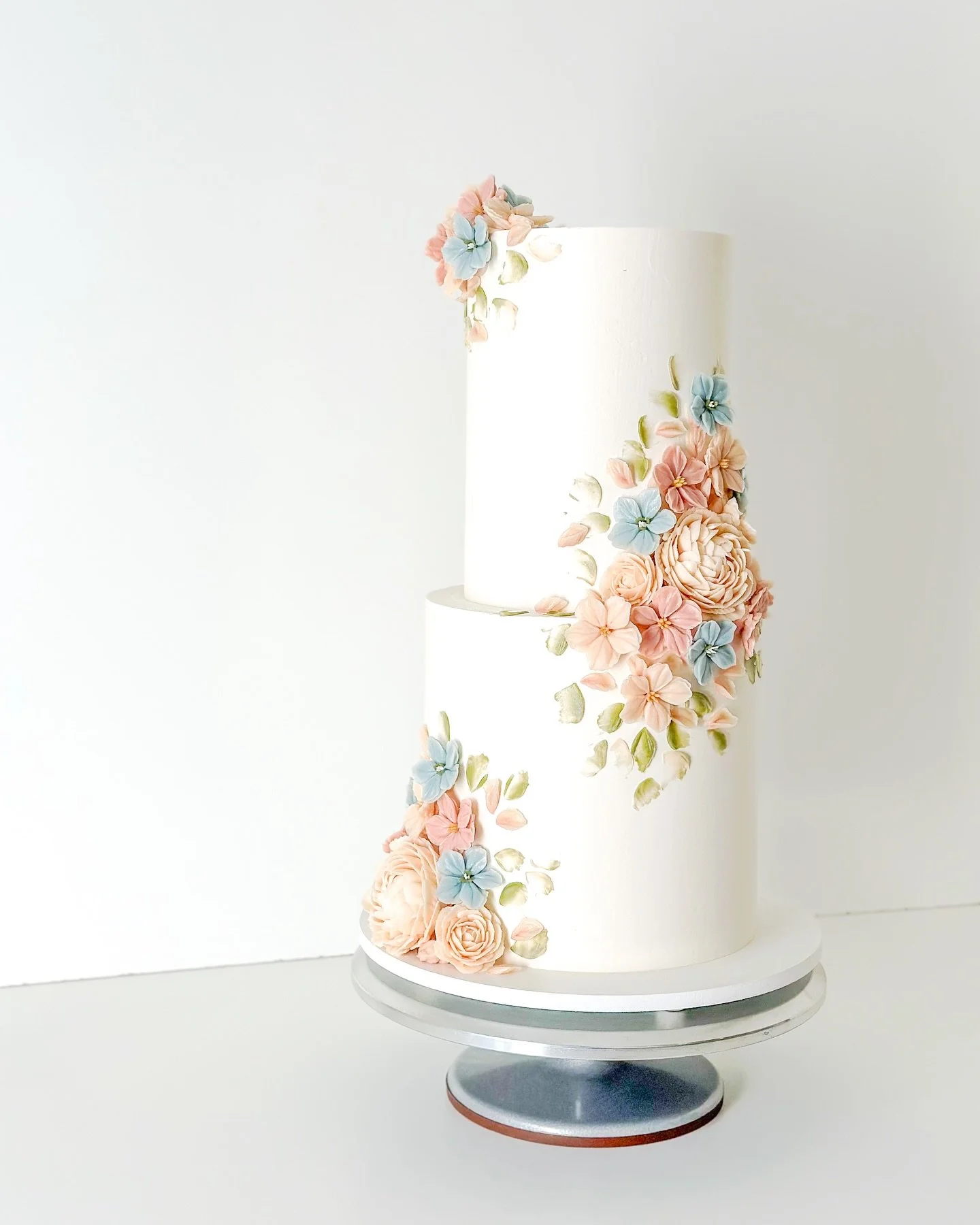 Cheerful florals for Josie + Kyle 🌸🤍🩵

Craft Flavors: May Grey + Raspberry White Chocolate 

#connorscraftcakes