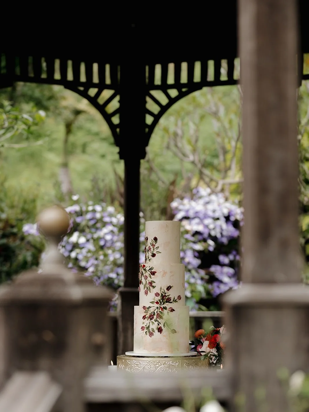 Donya + Avery&rsquo;s cake and springtime wedding was featured on @loverly 🌷☀️ Photos captured by @byalexaleigh ✨

The couple&rsquo;s cake design inspiration came from the impressionism painting style, yielding abstracting tulips on a textured backg