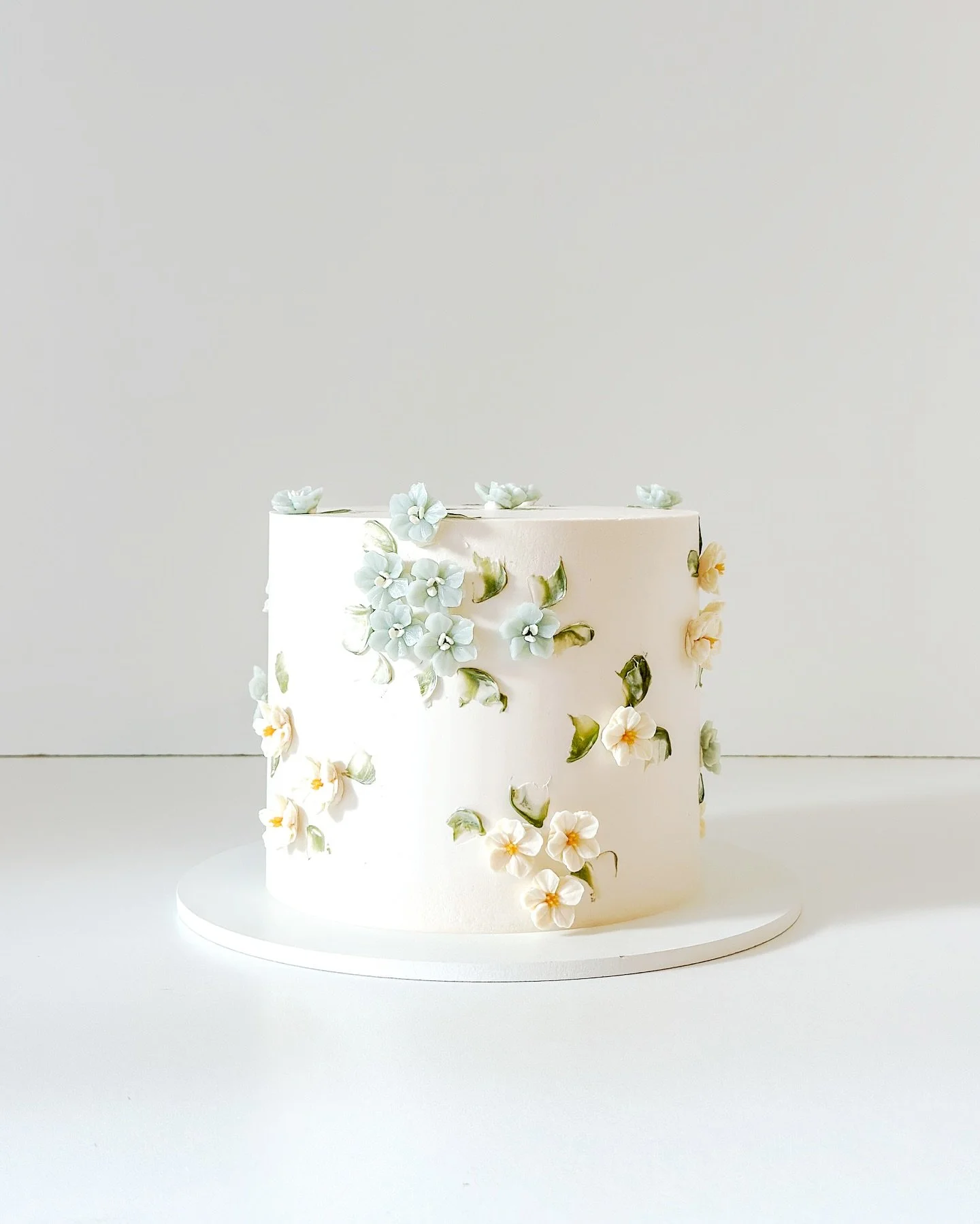 Dainty blossoms for Sarah + Coleman 🩵🤍

Craft Flavor: Espresso Hazelnut Praline 

#buttercreamflowers #sandiegowedding #weddingcake #connorscraftcakes