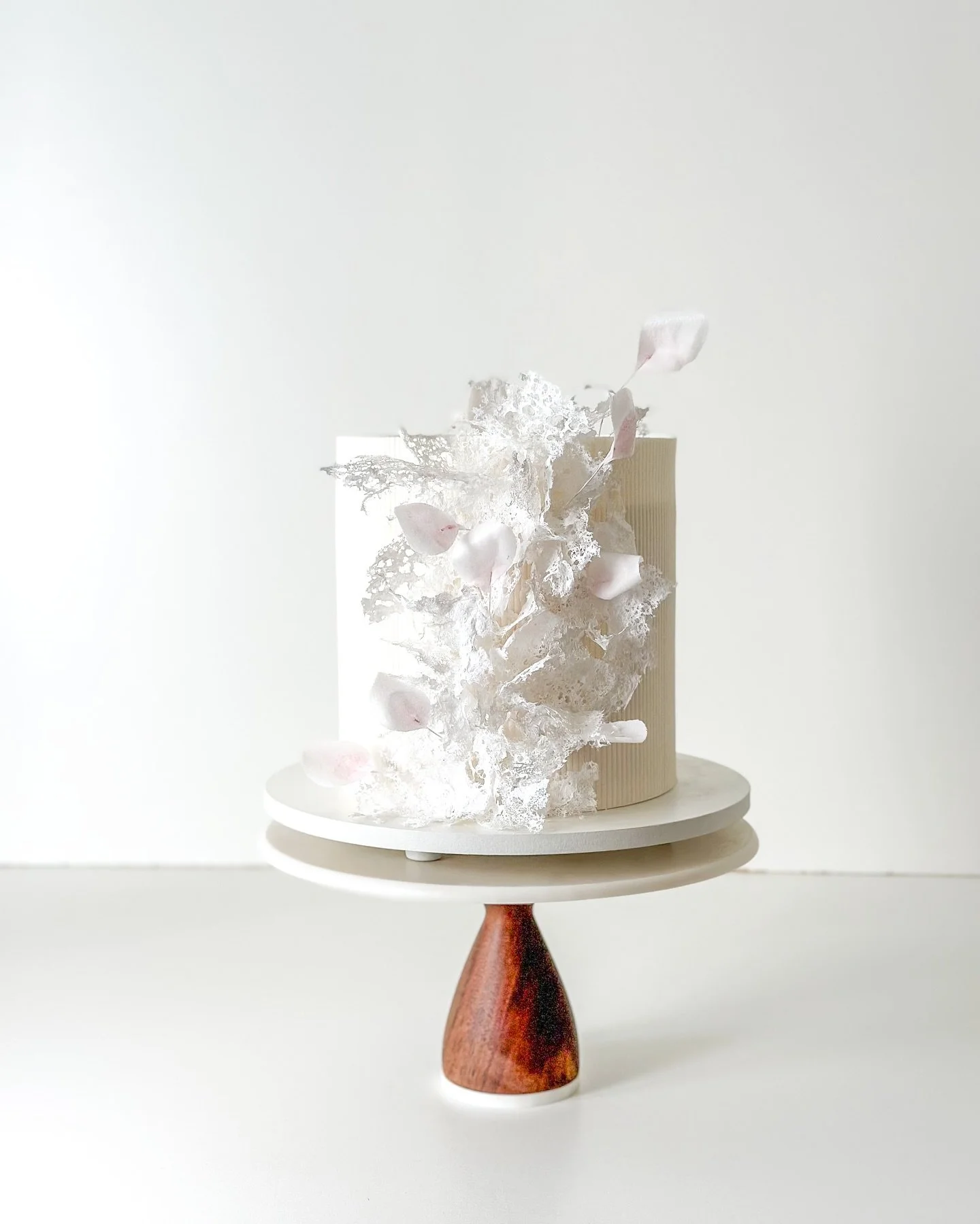 Coastal vibes for Jorden + Eddie 🤍

Craft Flavor: Banoffee

#sandiegowedding #weddingcake #connorscraftcakes