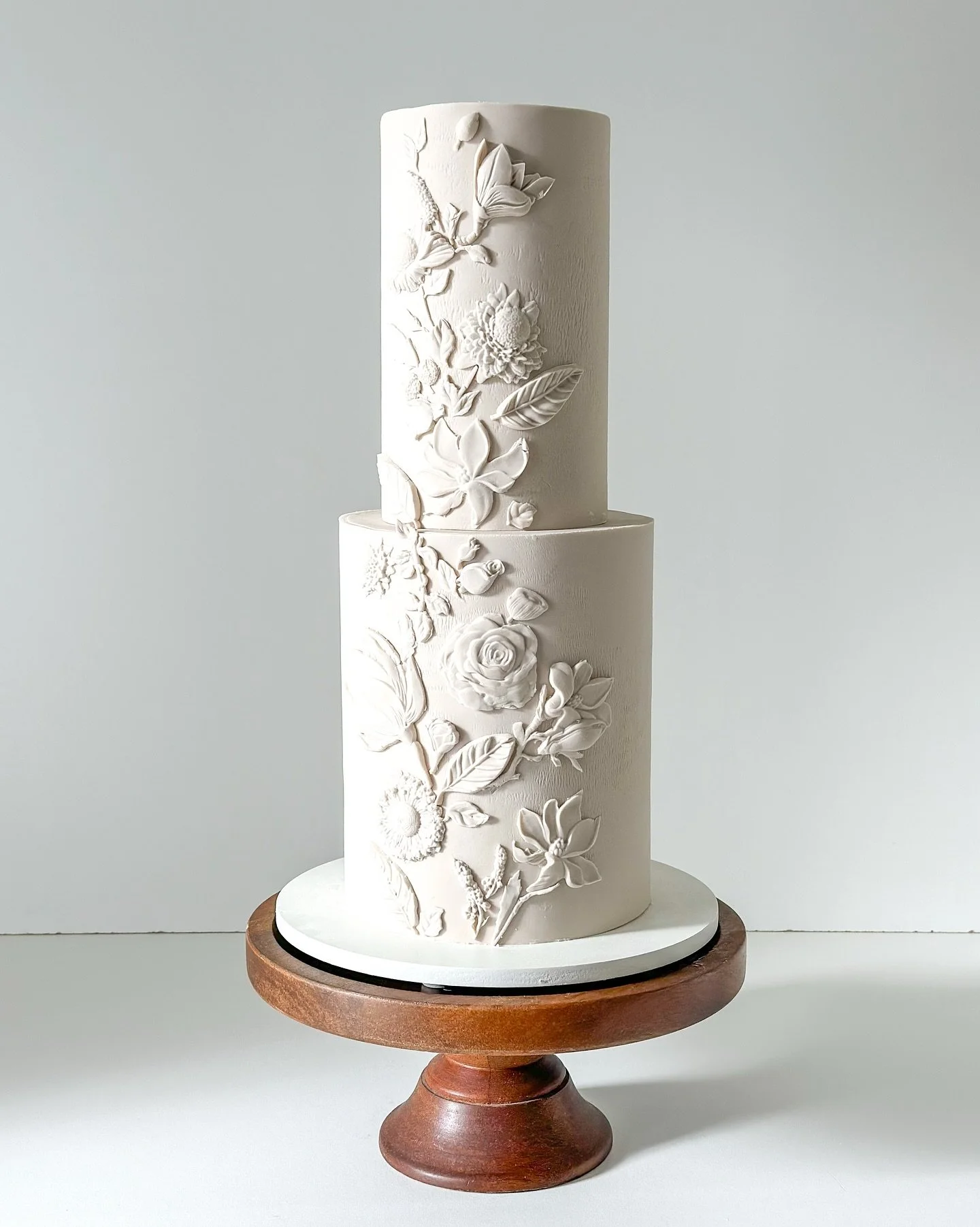 A tall monochrome embossment for a special wedding shoot 🤍

#weddingcake #sandiegowedding #connorscraftcakes