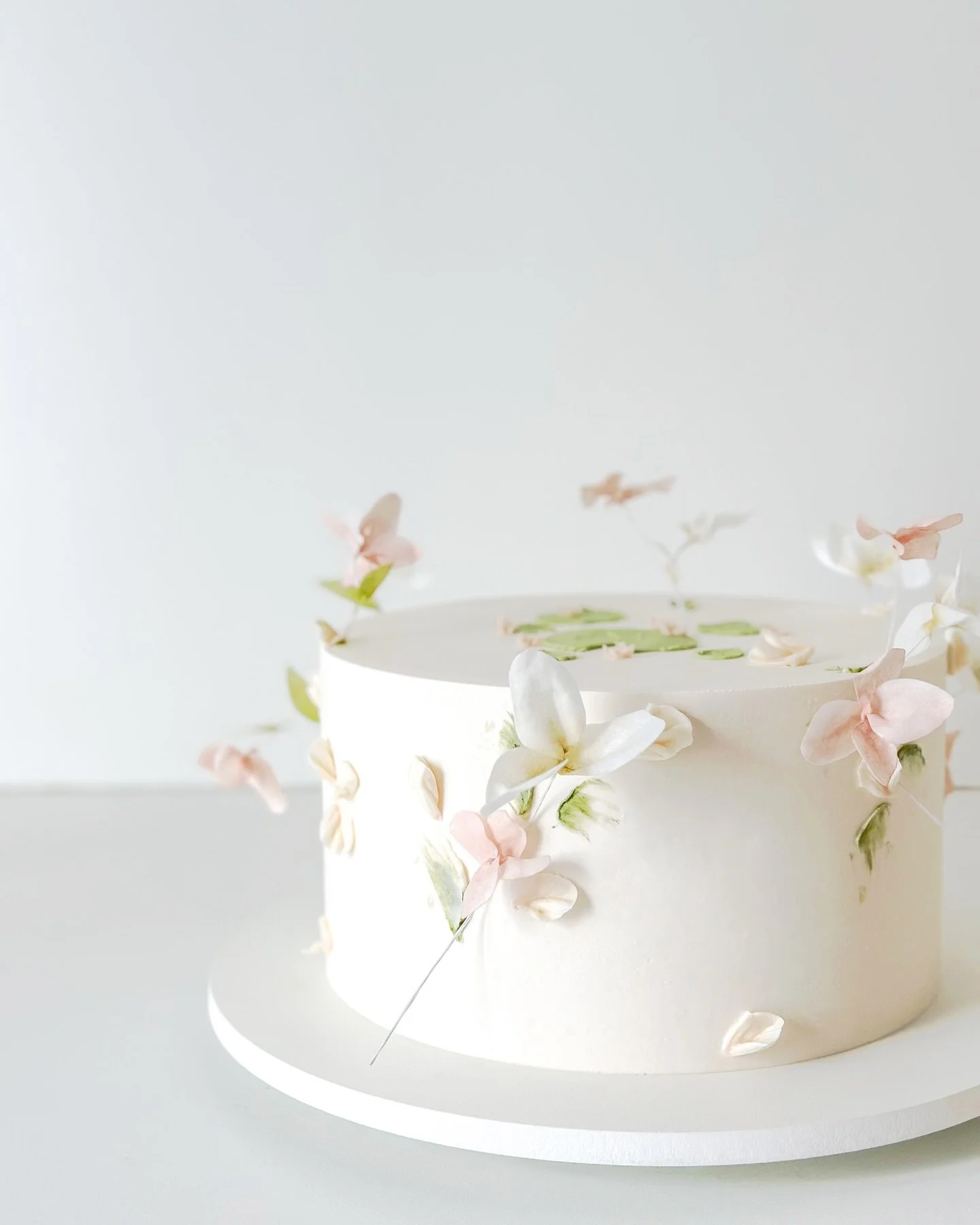 Fairy florals and lily pads for Vianca + Daniel 🪷

Craft Flavor: Malted French Silk

#sandiegowedding #fallbrookwedding #temeculawedding #socalwedding #weddingcake #luxuryweddingcake #waferpaper #connorscraftcakes