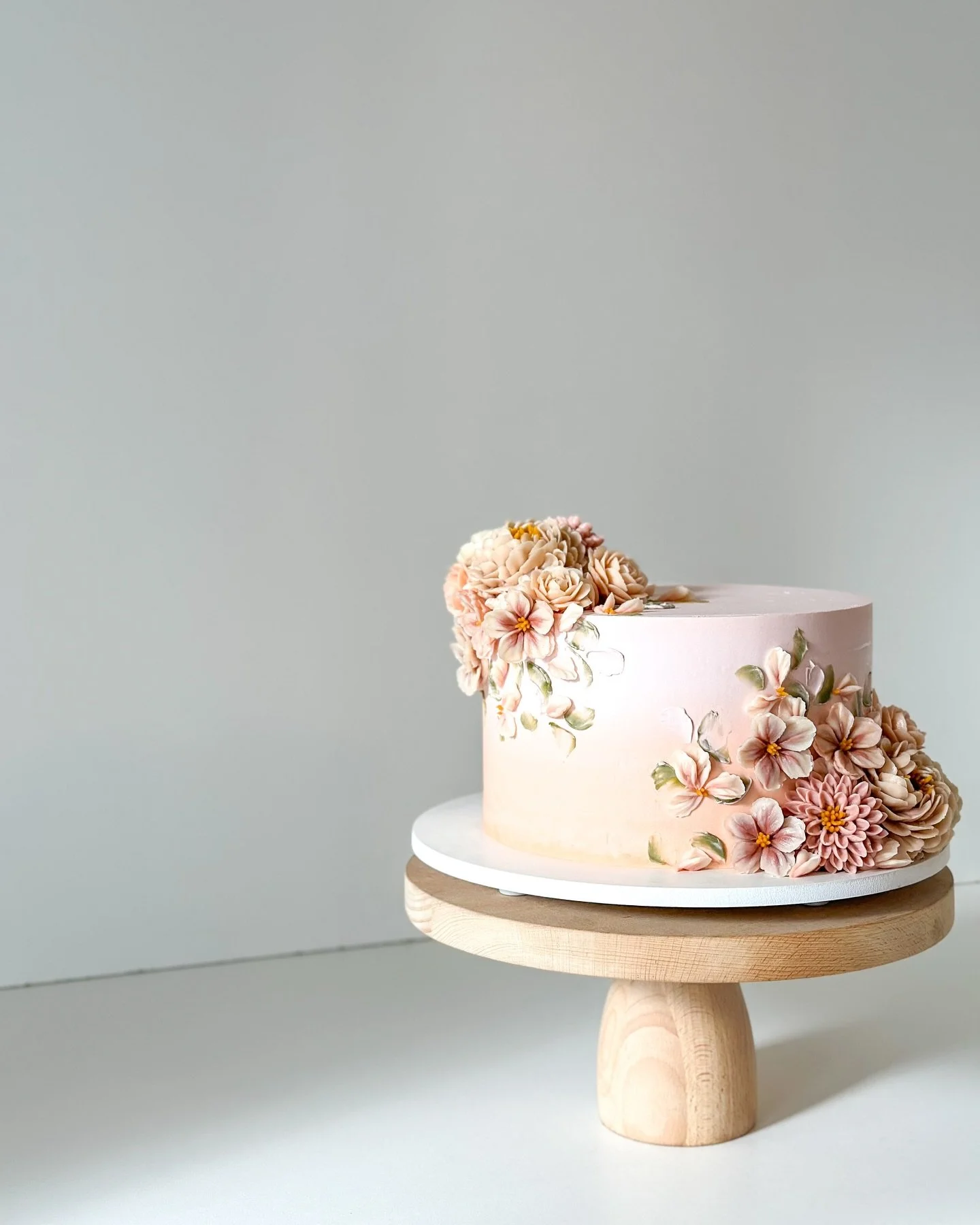 For a special birthday 🎂 

Craft Flavor: Aloha Kai

#sandiegocakes #buttercreamflowers #sunsetcake #weddingcake #connorscraftcakes