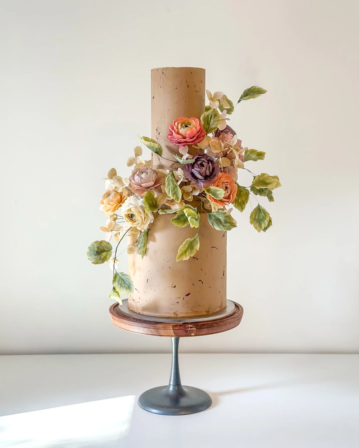 Fluffy wafer paper ranunculus + hydrangea petals on an earthen brown canvas 🌱☀️ getting ready for the spring blooms 🌸

Craft flavor: Black sesame roasted strawberry matcha

#weddingcakedesign #waferpaperflowers #cakeart #sandiegocakes #connorscraft