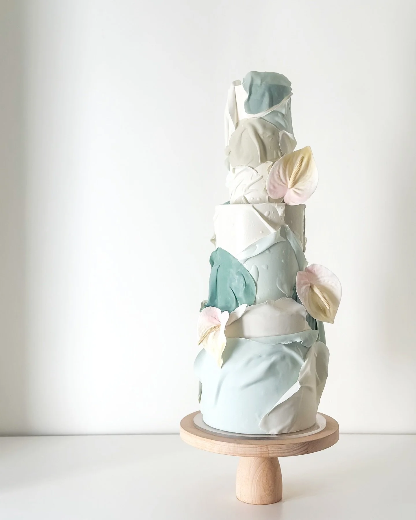 Shades of sea mist + eucalyptus with gumpaste anthurium 🐚🌫️🍈🍃🌊

Craft Flavor: Cioccolato e Pistacchio

#fineartwedding #weddingcake #sandiegocakes #connorscraftcakes
