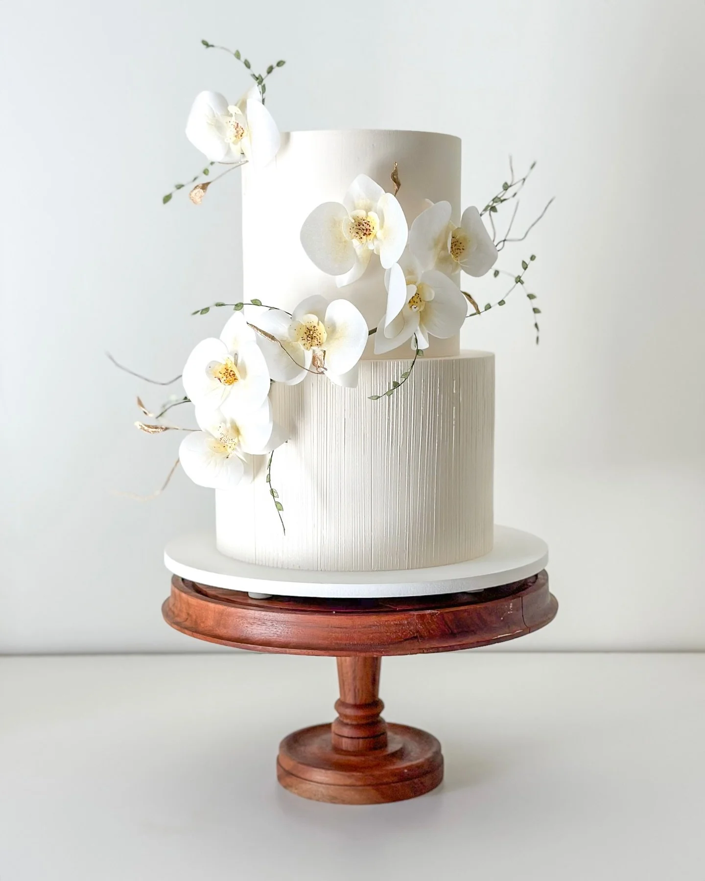 For Tiffany + Raj 🤍 

These wafer paper orchids were a first for me, and I really enjoyed how they turned out. Because orchids are naturally quite flat, in order to make them appear realistic I found they actually require to be made with more moveme