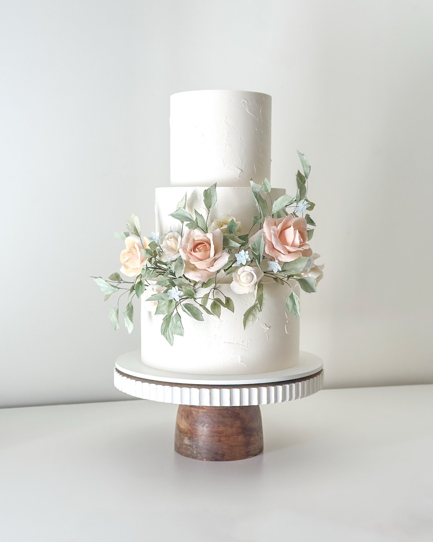 A garden-inspired floral arrangement for Victoria + Taylor 🌱🌸🪴

Craft Flavors: Banoffee + Malted French Silk

#waferpaperflowers #weddingcake #sandiegowedding #sandiegocakes #connorscraftcakes