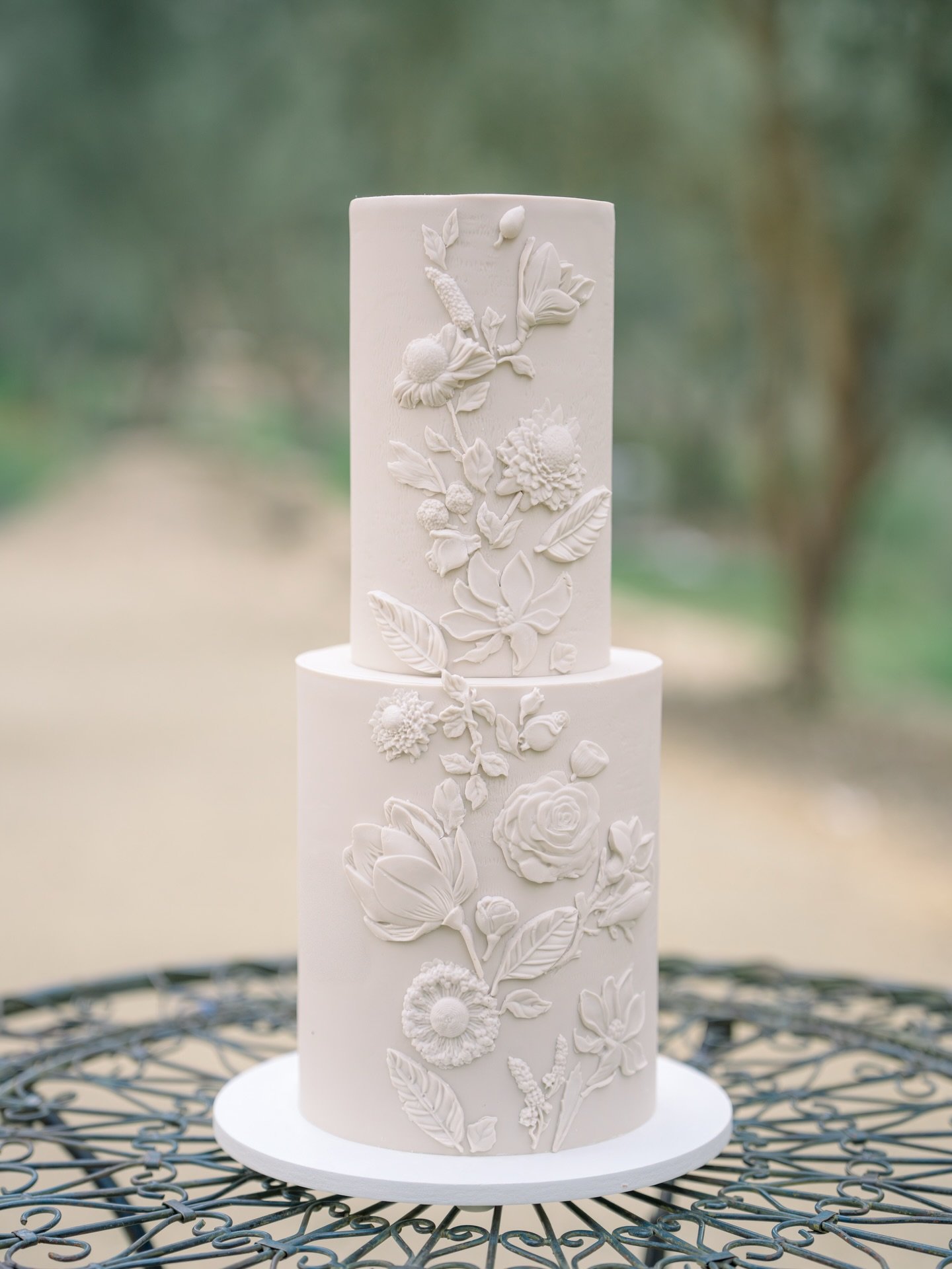 Featured on @caratsandcake today✨

Venue | @ranchovalencia
Planning &amp; Design | @taylorkayesdesign
Photographer | @sarahnguyenphotos
Videographer | @stevendornfilms
Content Creator | @xo.haileycontent
Hair &amp; Makeup | @randall_beauty
Florals | 