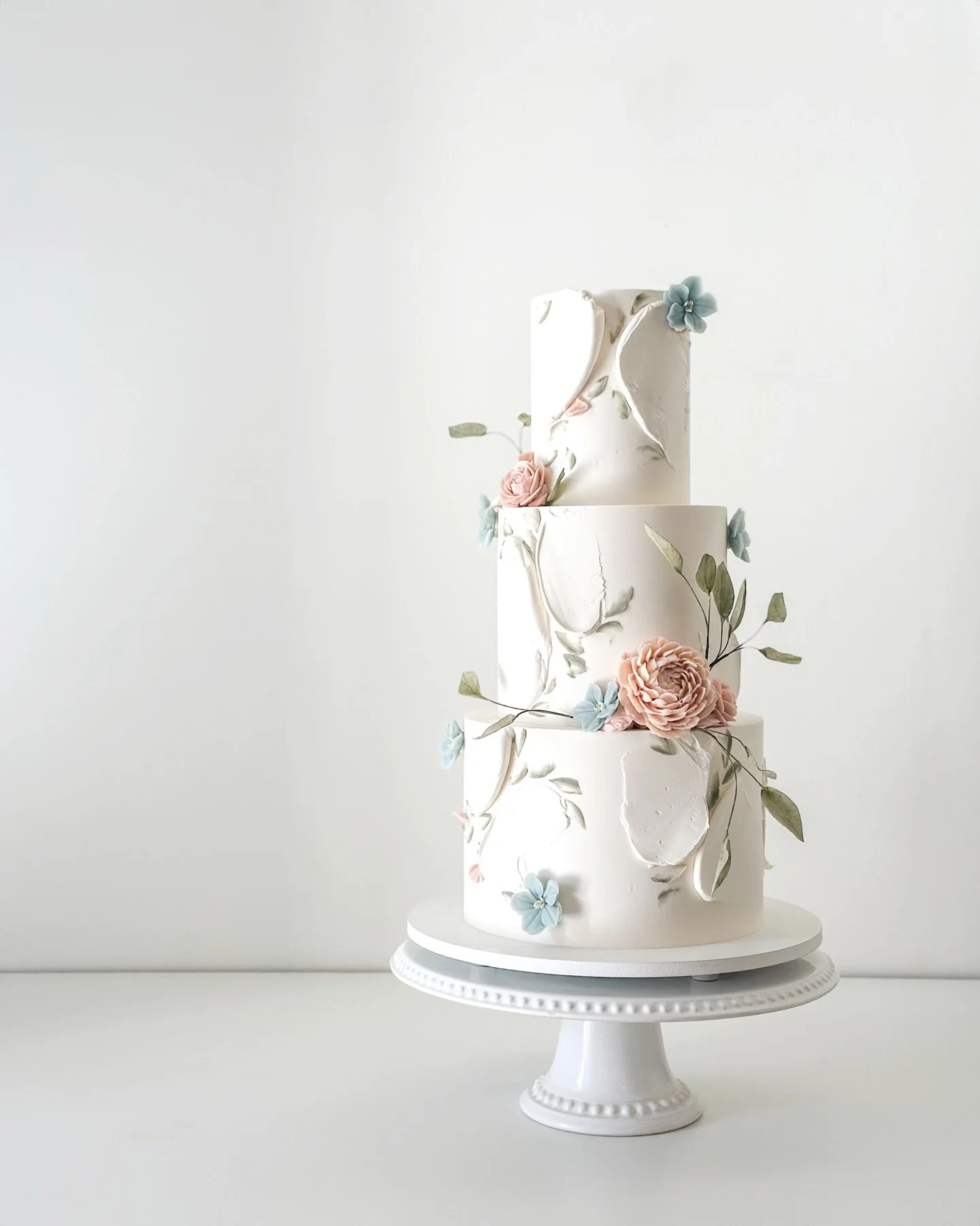 For Michela + Nathan 🌸🩵🌱

Craft Flavors: Aloha Kai + Amaretto Blackberry 

#weddingcake #buttercreamflowers #sandiegocakes #sandiegowedding #connorscraftcakes