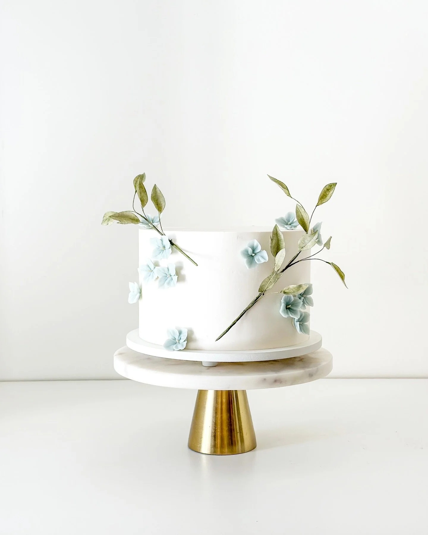 Buttercream hydrangea blossoms for Mackayla + Brandon 🦋

Craft Flavor: Blueberry Basil 

#sandiegocakes #buttercreamflowers #waferpaper #connorscraftcakes