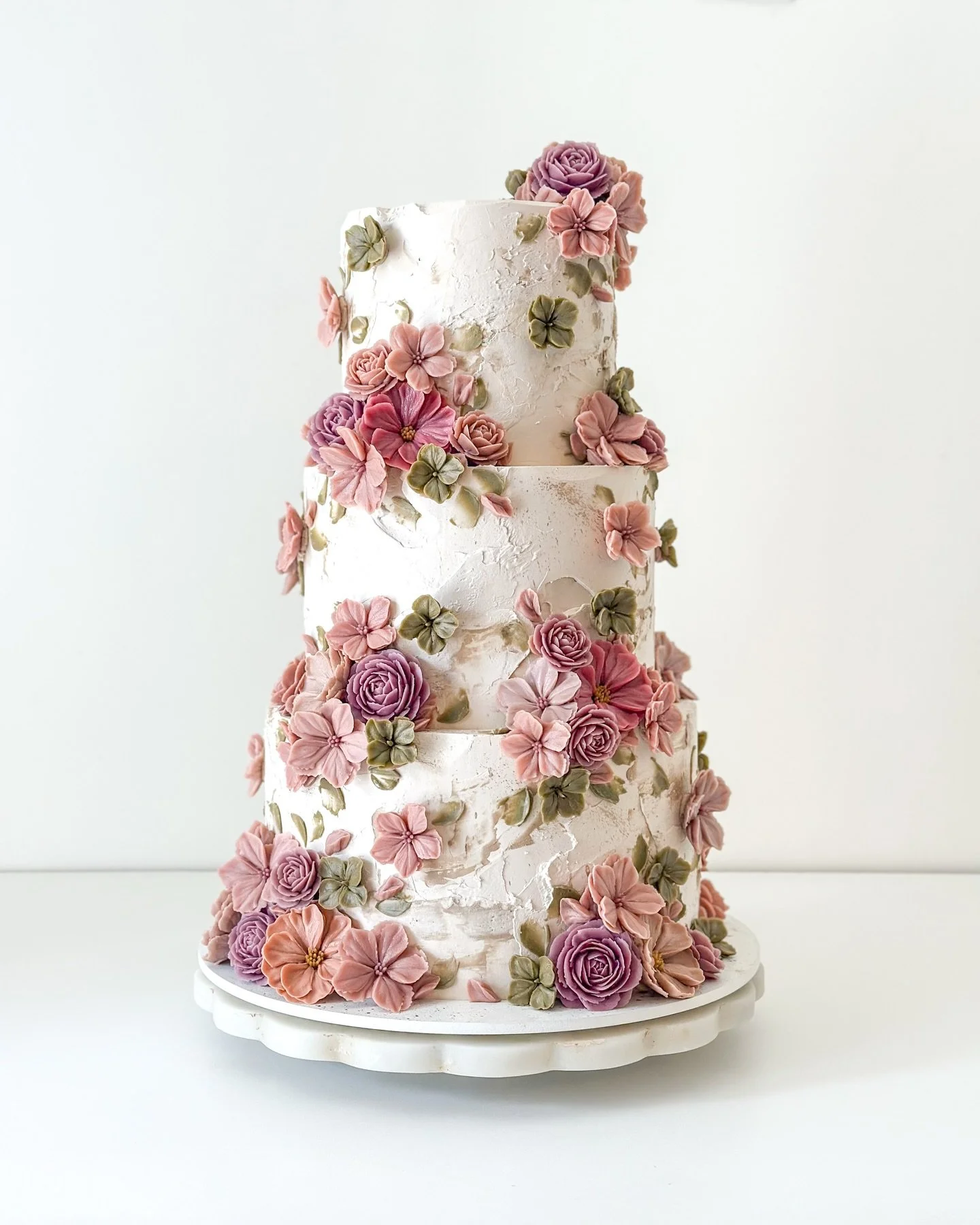 Muted shades of buttercream florals for Araceli + Manuel 🌸🪨 🌱

Craft Flavor: Malted French Silk 🥛 🍫 

#sandiegowedding #buttercreamflowers #sandiegocakes #fallbrookwedding #connorscraftcakes