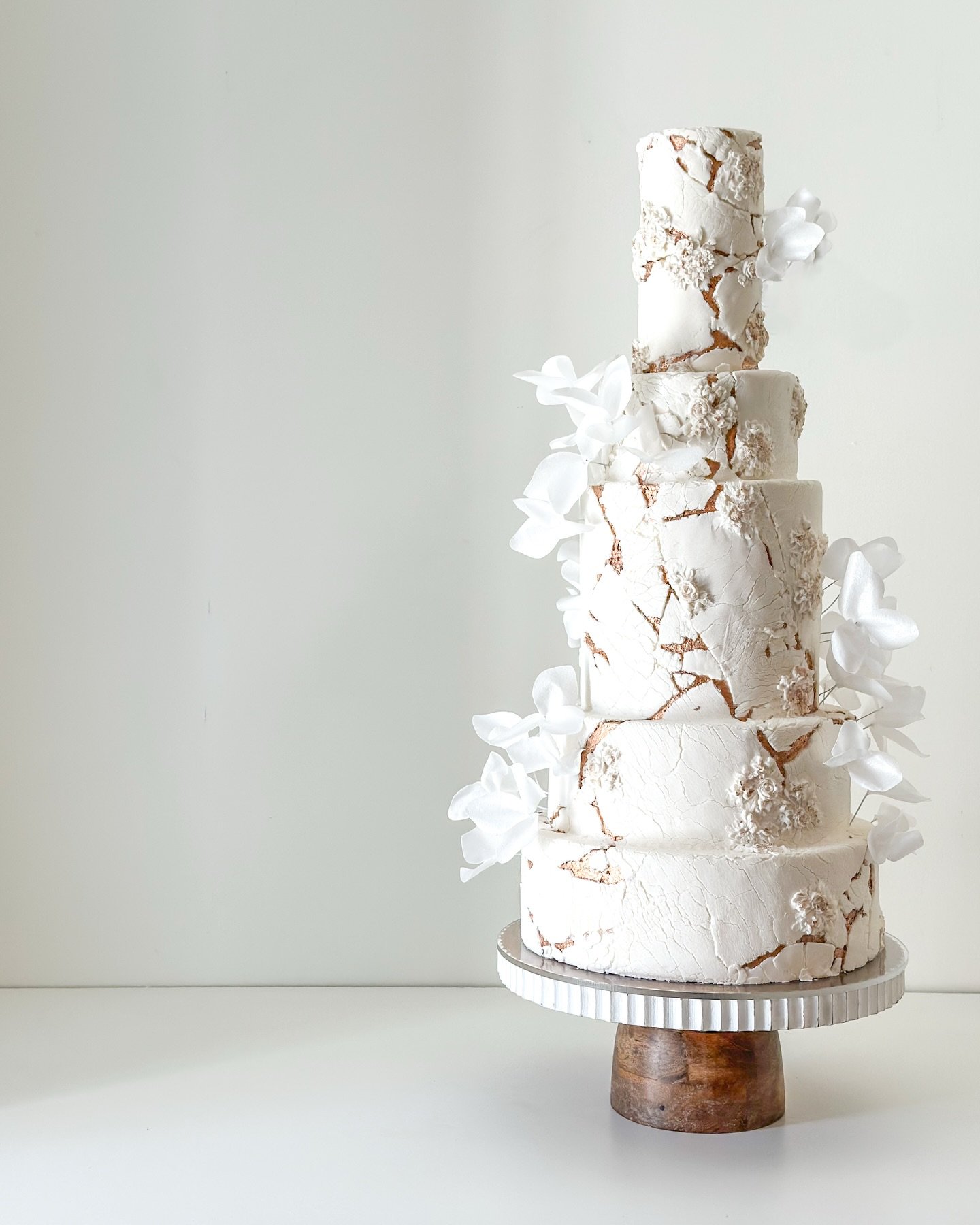 Vintage bas relief with organic rose gold crevasses🌹🤍

Craft Flavor: May Grey

#luxuryweddingcake #modernweddingcake #sandiegowedding #sandiegocakes #connorscraftcakes