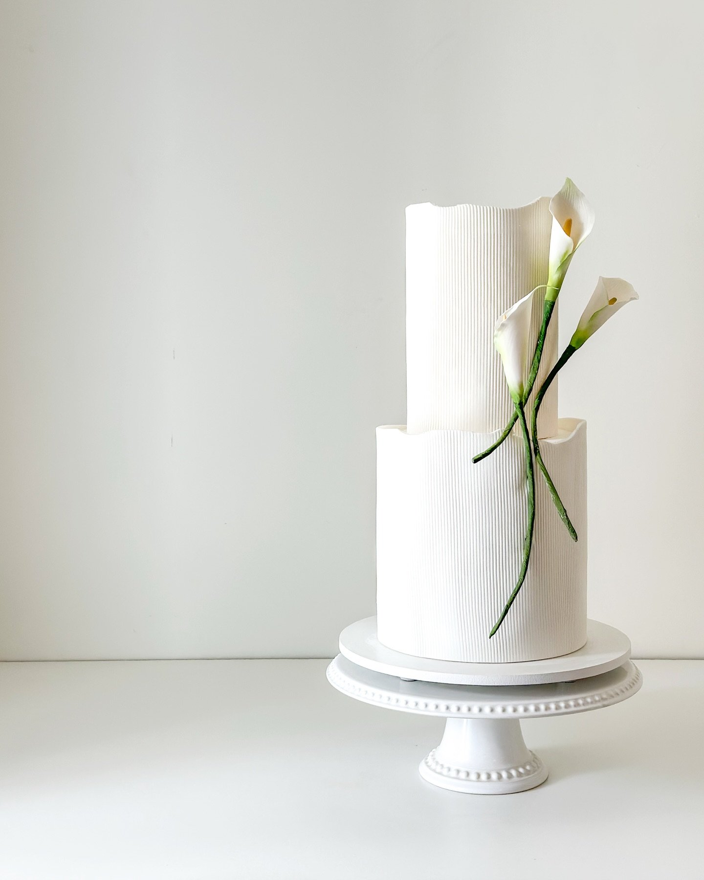 Calla Lillies for Michelle + Bobby 🤍🌿

Craft Flavor: Malted French Silk

#sugarflowers #luxuryweddingcakes #sandiegowedding #sandiegocakes #connorscraftcakes