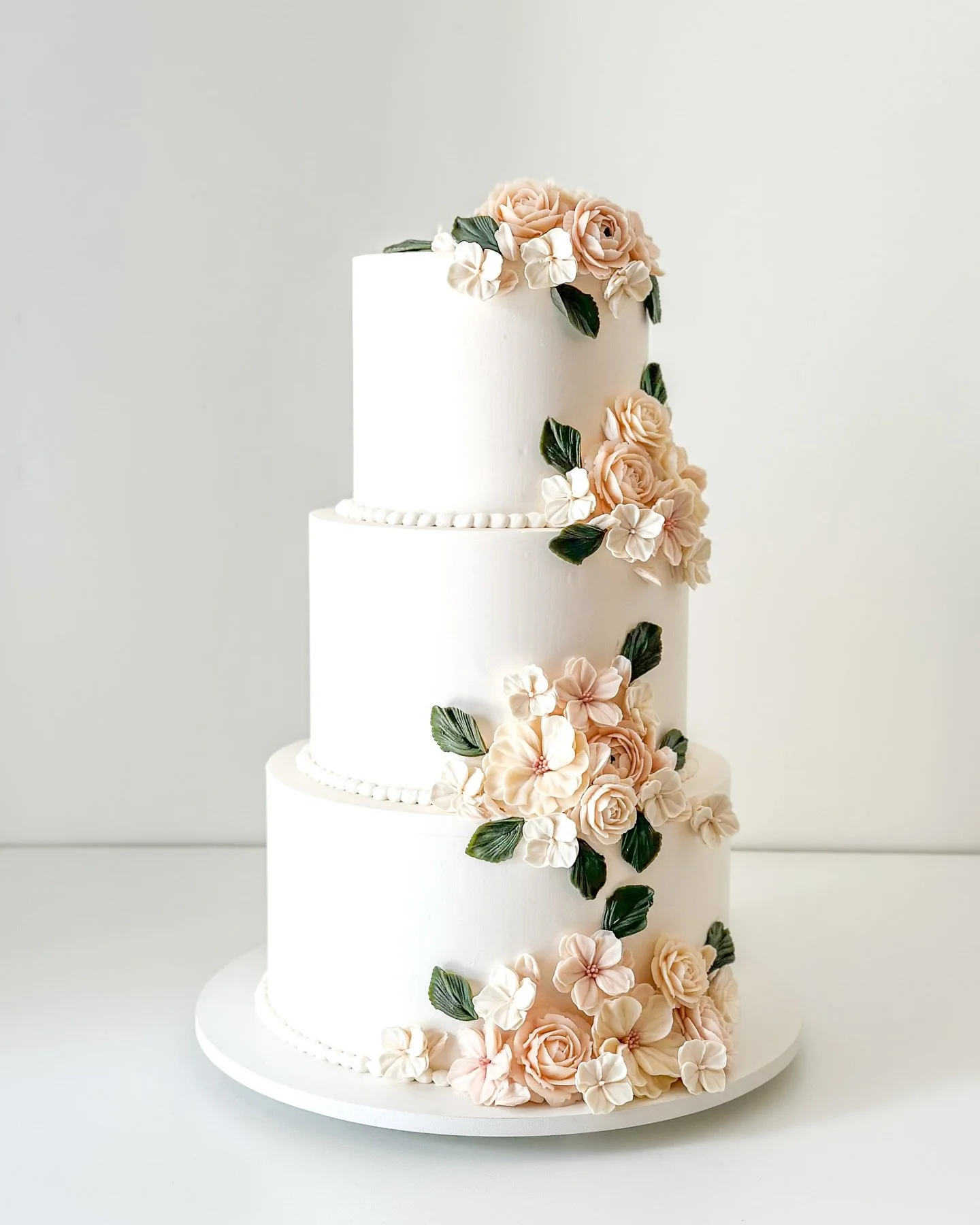 Cascading buttercream blossoms for Ivonne + Lee 🌸

Craft Flavor: Vanilla Bean

#buttercreamflowers #weddingcake #luxuryweddingcake #sandiegocakes #connorscraftcakes