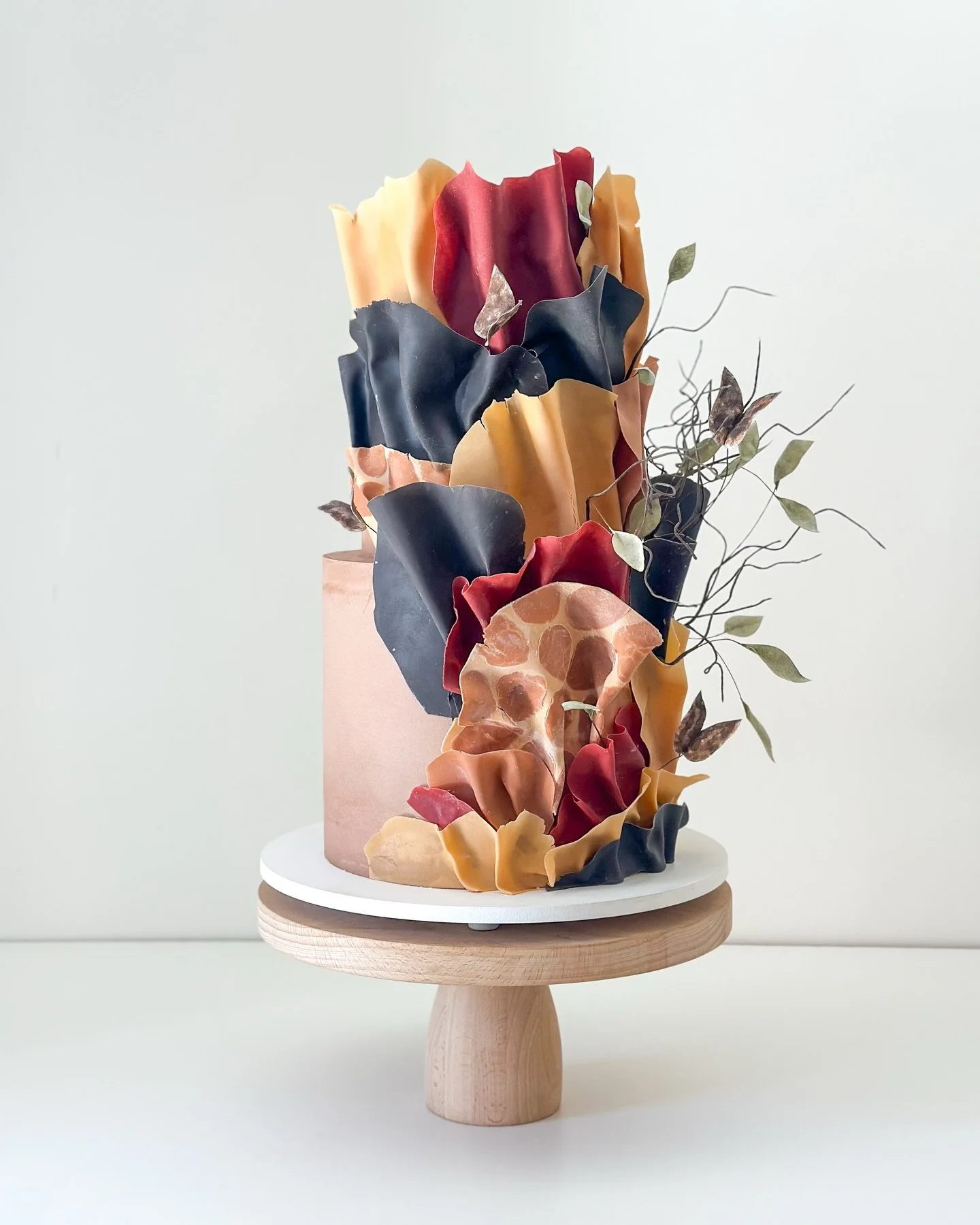 A safari-themed cake for Paula + Allan&rsquo;s 50th wedding anniversary! 🐘 🦒 🍃 

Craft Flavors: Cioccolato e Pistacchio + Caprino e Fichi

#safaricake #weddingcake #sandiegocakes #anniversarycake #connorscraftcakes
