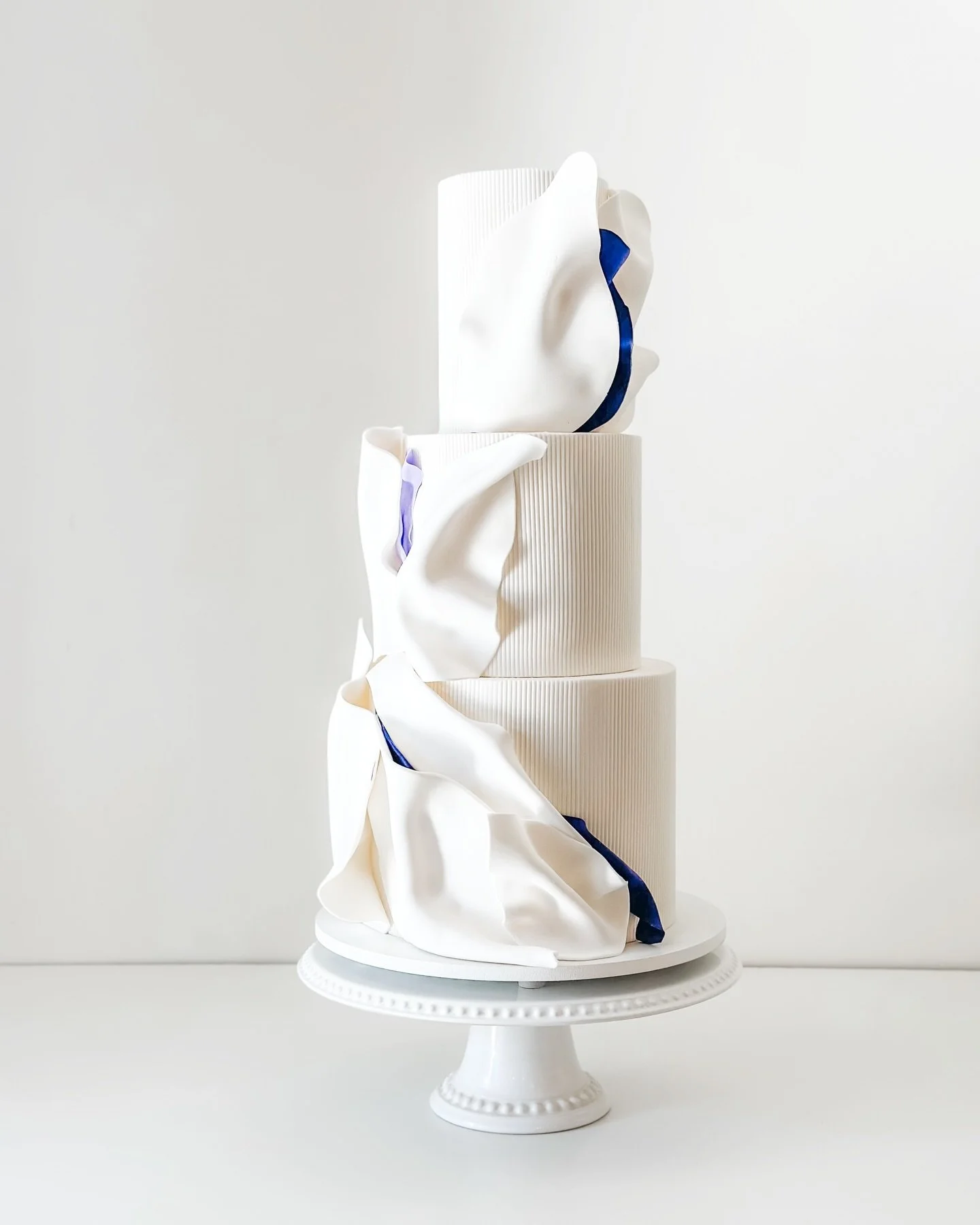 A structural piece for Melissa + Skip 💜🤍

Craft Flavors: Olive Oil Lemon Rosemary + Brown Butter Caramel

#weddingcake #sandiegowedding #lajollawedding #luxuryweddingcake #connorscraftcakes