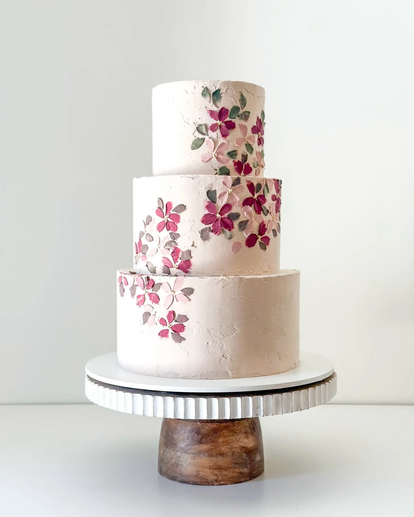Painted blossoms for Alexis + Jack 🌸🌿

Craft Flavors: May Grey + Olive Oil Lemon Rosemary + Brown Butter Caramel

#sandiegocakes #paintedcake #weddingcake #connorscraftcakes