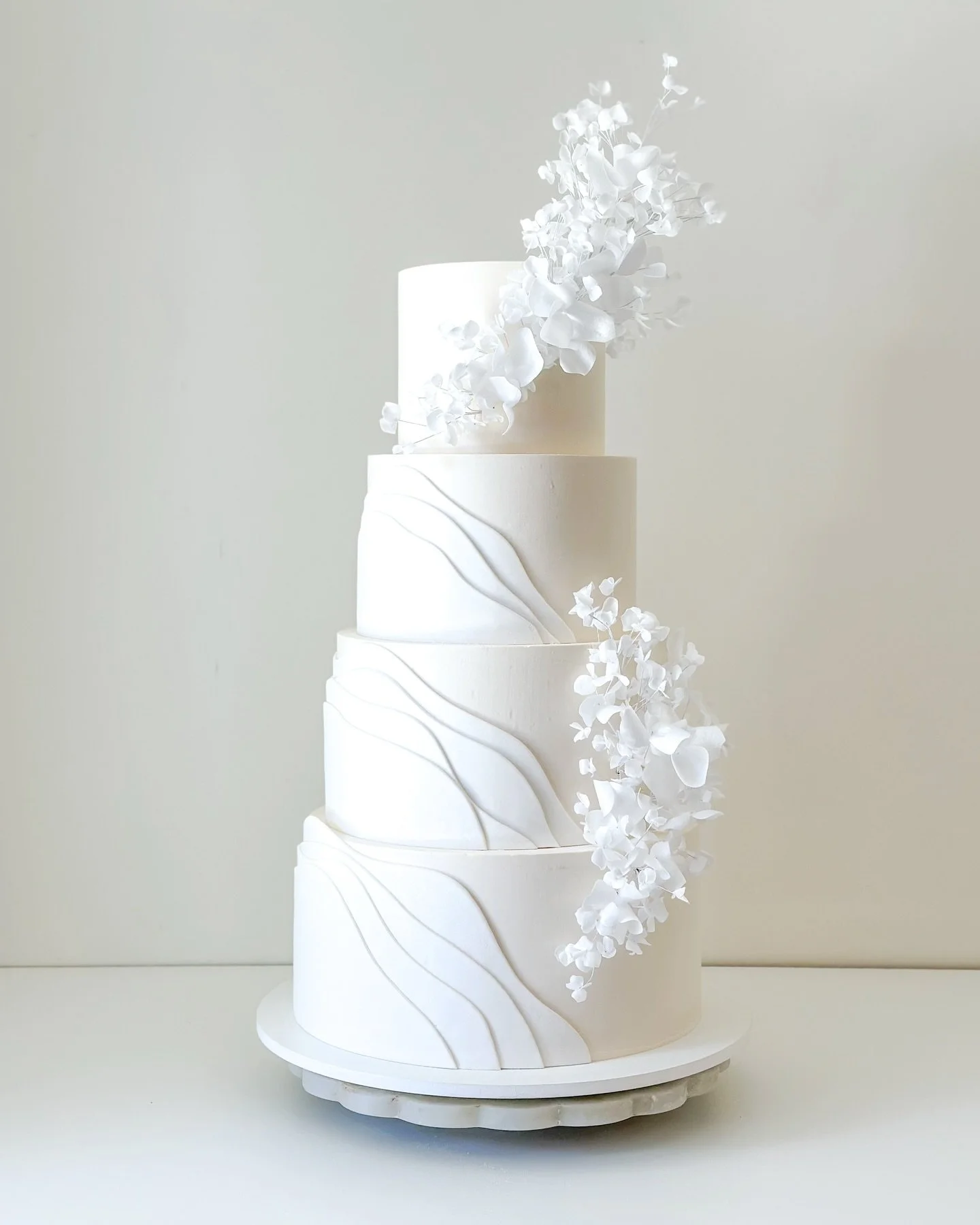 Elegance on white for Noushan + James 🤍

Craft Flavors: Roasted Strawberry 🍓 + Malted French Silk 🥛 🍫 

#luxuryweddingcake #sandiegoweddingplanning #fallbrookwedding #weddingcake #connorscraftcakes