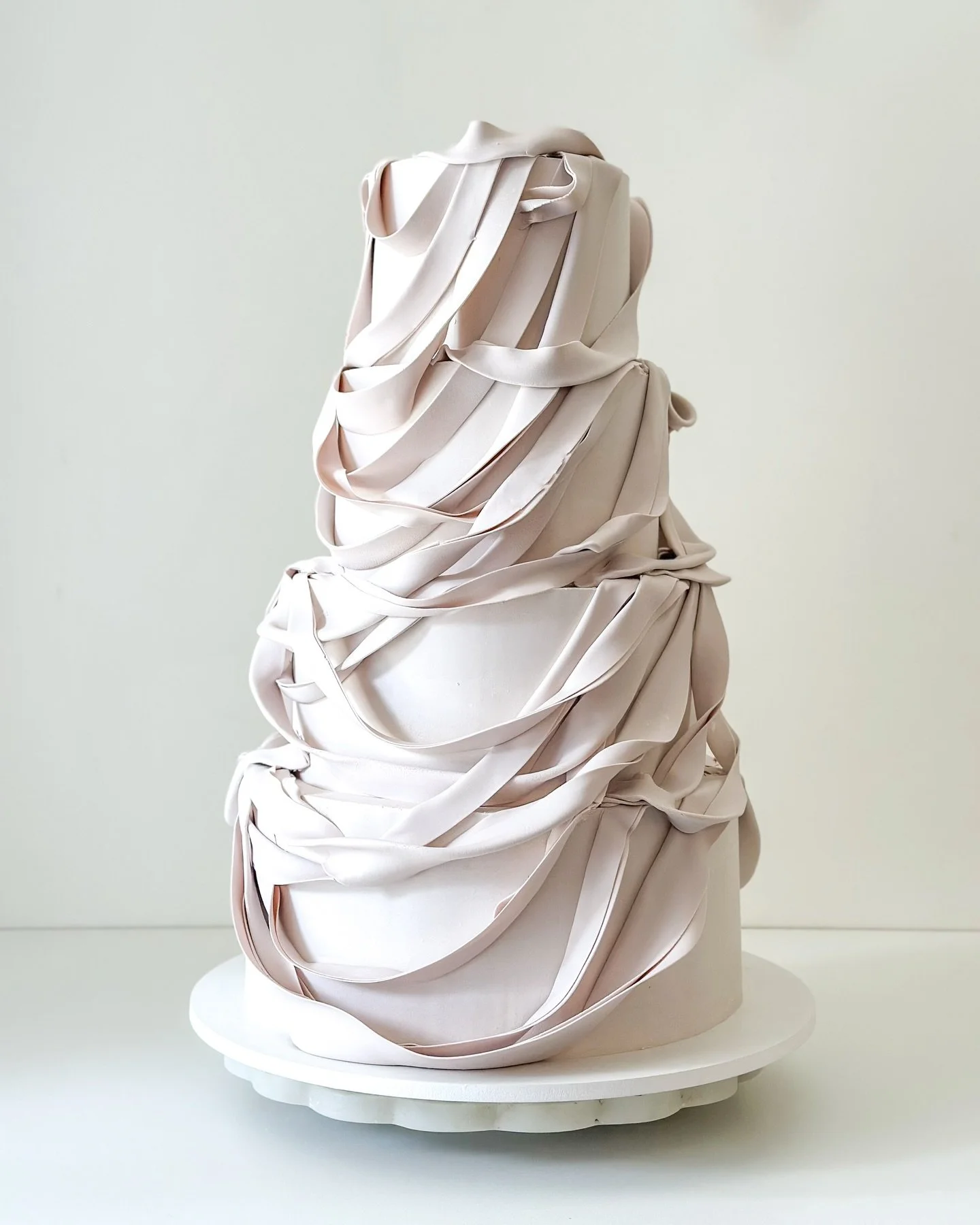Taupe drapery ✨

Modeled after the beautiful style from @sincerelysamcakes. Love it!

#sandiegocakes #chiccake #luxuryweddingcake #sandiegowedding #connorscraftcakes